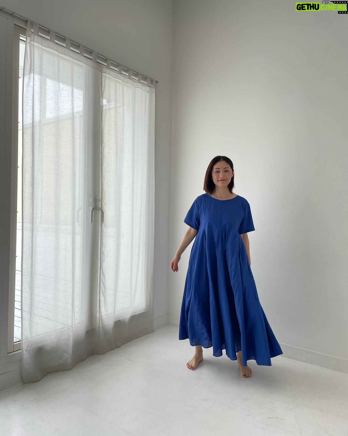 Takako Tokiwa Instagram - 昨日の撮影 自然光の光がやさしくきれい 私服の青が映える。 初夏。 ことしは梅雨…あるかしら。 ヘアメイクの赤松さんはいつも、ひびのこづえさんデザインのSuzu タオルで珠洲を応援してくれている。 昨日は2人でSUZU タオル♫ 珠洲で、ひびのこづえさんのダンス公演を観にいったときに、一緒に買ったSUZUタオル。 このタオルは令和6年1月1日に発生した「令和6年能登半島地震」を受け、経費を除いた利益の全額を被災地に寄付されます。また一部は、ひびのこづえさんのダンスパフォーマンスの資金としても使われます。