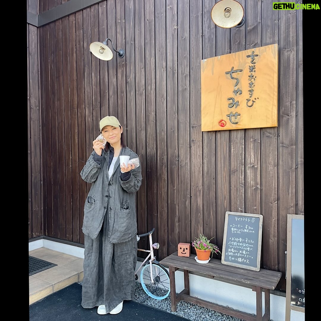Takako Tokiwa Instagram - ゴールデンウィーク。 いかがお過ごしでしたでしょうか??? わたくし! かねてから気になっていた、話題の町へ。 北海道の東川町。 以前東宝カレンダーで撮影させてもらって以来。 大林宣彦監督のステキなステッキをお借りして、風吹の中で撮った思い出の写真(笑) 旭川空港からたった13分 おしゃれ 移住者が増え続けている 子育て世代が多い 上下水道がかからない お米が美味しい などなど。 良いところをあげたらきりがないほど。 その秘密を知りたい!と自分の目と足でリサーチ!! 東川町は「ふるさと納税」をすると体験館というところに泊めてもらえるらしく…早速✨ 家具の街らしく、部屋ごとに違う東川の家具屋さんで作られた家具を内装に設えたおしゃれなお部屋で、暮らしているかのように街を散策♫ 玄米オニギリの「ちゃみせ」では美味しくて優しいオニギリを。 「奥泉」では朝粥セットを。もちろん食べすぎるのだけど、お粥さんだもの、大丈夫♫ 町中から少し離れた場所にポツンとある野菜レストラン古農家「GOLOSO」は農家さんの家をリノベしたそうで、自由な可愛いさ満載✨お野菜てんこ盛りいただける! 自家製酵母パン「まめや」は立地も、店の佇まいも、店内の内装も…素敵!買いすぎた!! 居酒屋りしり…どれを食べても美味しい!友達が来たら勧めたくなるお店✨ 噂の東川小学校!バリアフリー設計で壁がない教室!廊下は270メートルのストレートライン!! 走ってみたい…✨ 仕事柄一つの街に長く滞在することには慣れているけど、観光で、暮らすように滞在させてもらえると…私がここで暮らしたなら…と妄想してしまう。 こりゃ移住者増えるわ(笑) 素敵な東川体験、ありがとうございました💕 @higashikawa.insta #最後はやっぱり #芦別の三千里 #美味しい 😍 #と #その日は誕生日だったので… #大好きな人たちにお祝いしてもらいました #やっぱり #嬉しいものですね✨ #感謝です😭💦 #ありがとう!!!! #さささ #gwも終了💦 #気持ち切り替えてがむばるのだぁ