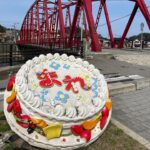 Takako Tokiwa Instagram - 番外編 今年の2月、大分県佐伯市に行かせて頂いた折、以前トークショーでMCをやってくださったご縁もあり、「志縁や」の柴田さんが控室まで挨拶に来てくださった。 「今から軽トラで能登に行ってきます！」と。 大分県から能登まで軽トラでっ⁈ 被災地では軽トラが活躍するから、自由に使ってもらえるようにと、ご自身の軽トラを乗って行き、必要な人に置いてくると。 後日、柴田さんが見て感じた被災地の状況を報告してくださる中で…「輪島も珠洲も、『まれ』をとっても大切に思ってくれている。だから、まれのメンバーには是非いつか応援しに来て欲しい！！もし炊き出しなどやる場合は、地元ボランティアの方々と連携して、しっかりサポートするので言ってください！」と。 発災後ずっと考えていたことだったので、すぐに柴田さんに連絡させてもらい…段取りをしてもらうことにした。 『まれ』の時のスタッフにも相談したところ、あっという間に人数が集まったけれど、あまり大人数ではご迷惑になるので、今回は最小人数で行くことにした。 輪島も、珠洲も、全てに連絡を取ってくださり、安全に、ご迷惑をおかけしないよう、楽しんでもらえるよう、様々考えてくださったおかげで、私たちチームまれは、皆さんにお会いすることができました。 柴田さん！本当にありがとうございました！！ また次回からも、どうか、宜しくお願い致します✨ そして、朝ドラ『まれ』で出会った私たち。 チームまれ。 急だったのにも関わらず、ありがとうございました😭✨ 1人では勇気なく諦めていたかもしれません。 皆さんが行く！と言ってくださったこと、本当に感謝です。 また…能登でお会いしましょう✨ @shienya841 #写真 #1枚目は輪島の炊き出し終わり #柴田さんと #2枚目は2月に佐伯市で #柴田さんと #3枚目は去っていく柴田さん #4枚目 #まれケーキ #5枚目から7枚目は #まれケーキのお掃除 #8枚目は全行程が終わり金沢駅で #3日間ずっと一緒だったから #別れ際はちょっと寂しかった #でもまた行こうね💕 #能登をあきらめない