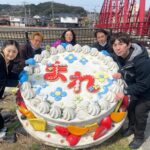 Takako Tokiwa Instagram - 番外編 今年の2月、大分県佐伯市に行かせて頂いた折、以前トークショーでMCをやってくださったご縁もあり、「志縁や」の柴田さんが控室まで挨拶に来てくださった。 「今から軽トラで能登に行ってきます！」と。 大分県から能登まで軽トラでっ⁈ 被災地では軽トラが活躍するから、自由に使ってもらえるようにと、ご自身の軽トラを乗って行き、必要な人に置いてくると。 後日、柴田さんが見て感じた被災地の状況を報告してくださる中で…「輪島も珠洲も、『まれ』をとっても大切に思ってくれている。だから、まれのメンバーには是非いつか応援しに来て欲しい！！もし炊き出しなどやる場合は、地元ボランティアの方々と連携して、しっかりサポートするので言ってください！」と。 発災後ずっと考えていたことだったので、すぐに柴田さんに連絡させてもらい…段取りをしてもらうことにした。 『まれ』の時のスタッフにも相談したところ、あっという間に人数が集まったけれど、あまり大人数ではご迷惑になるので、今回は最小人数で行くことにした。 輪島も、珠洲も、全てに連絡を取ってくださり、安全に、ご迷惑をおかけしないよう、楽しんでもらえるよう、様々考えてくださったおかげで、私たちチームまれは、皆さんにお会いすることができました。 柴田さん！本当にありがとうございました！！ また次回からも、どうか、宜しくお願い致します✨ そして、朝ドラ『まれ』で出会った私たち。 チームまれ。 急だったのにも関わらず、ありがとうございました😭✨ 1人では勇気なく諦めていたかもしれません。 皆さんが行く！と言ってくださったこと、本当に感謝です。 また…能登でお会いしましょう✨ @shienya841 #写真 #1枚目は輪島の炊き出し終わり #柴田さんと #2枚目は2月に佐伯市で #柴田さんと #3枚目は去っていく柴田さん #4枚目 #まれケーキ #5枚目から7枚目は #まれケーキのお掃除 #8枚目は全行程が終わり金沢駅で #3日間ずっと一緒だったから #別れ際はちょっと寂しかった #でもまた行こうね💕 #能登をあきらめない