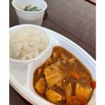 Takako Tokiwa Instagram - 3月19日 大分県佐伯市の「まつり佐伯」さん主催の炊き出しに参加させてもらいました。 私が出演した『釣りバカ日誌19』のロケ地だった佐伯市が、『まれ』のロケ地だった輪島市の支援に駆けつけてくれて、一緒に炊き出しをさせてもらえるなんて！！ 『釣りバカ日誌１７』のロケ地でもあった輪島市と『釣りバカ日誌19』のロケ地だった佐伯市は、どちらも釣りバカのロケ地になるくらいだから、お魚の美味しい街。 そんな輪島の方々に、お寿司を食べさせてあげたい！とお寿司のキッチンカーで来てくださったのだけれど、衛生的に生物は禁物らしく・・・ならば！と調理済みのかぼすを食べて育った大分らしいブリの丼物と、海賊汁なる大きいブリの入ったお味噌汁を提供することに。 炊き出し慣れをしている佐伯の精鋭チームから色々と教えてもらいながら、チームまれも次々と。 たくさんの方々が来てくださり、皆さんと交流出来たのも嬉しかった✨ が・・・14:30くらいに途中急に風が強くなりテントが風に煽られて危険なので早めに終了。 撤収も驚くスピードで的確に！すごかった～（笑） 前回ラトリエドゥノトの池端シェフが別れ際に仰った「また来てね！」の言葉が心に残っていたので・・・「私たちが来れる最短で来てみました！！！！！！」と、炊き出しですっかりお腹ぺこぺこだったし、そのまま池端シェフのところへフラフラと・・・ 「シェフいな～い！！！！」 出張にでてしまってご不在でしたが、他のメンバーによる、美味しくてあったかいカレーで、 心も体もホカホカに。 ありがとうございましたぁ！ #大分県佐伯市 #まつり佐伯の皆様 #ありがとうございました #たくさんの学びに感謝 #いただいたブリ丼は #夜ご飯に頂きました #美味しかったぁ #ご馳走様でした