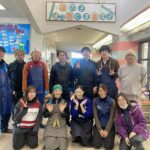 Takako Tokiwa Instagram - 3月18日 珠洲市や輪島市で炊き出しの調整や実践に取り組んでいる「ピースボート」さんにご協力いただき、珠洲市「直小学校」への炊き出しに参加させていただきました。 避難所にもなっている直小学校。 「まれ」の撮影時、ガッツ石松さんや篠井英介さんと一緒に撮ってもらったという写真を見せてくださった方も。避難所にいらっしゃるということは・・・ご自宅は大変な状況なはず。その写真を持ち出してきてくれた思いにチーム「まれ」は皆、感動でした（：；） 避難所生活も長く、高齢者も多くいらっしゃるので全国から保健師の方などが来られてサポートされていました。 ありがとうございます！！ その上の階では学校も始まっており、小学生たちの給食も「ピースボード」さんが毎日作ってくれているらしい。嬉しい。 「いただきます」の挨拶では当番の子が「それでは皆さん、ピースさんの方に向かって・・・いただきます」と（笑）ほかほかの美味しそうなご飯を前に、あたたかい空気が流れていました。 ピースさんが拠点とされている建物を出たところには・・・綺麗な椿が咲いていました。 次なる場所は、チーム「まれ」としては珠洲でロケをさせていただいていた塩田も近い大谷地区。 段々の階段で子供たちとの記念撮影。 私にとっては昨年の奥能登国際芸術祭で朗読劇をさせていただいた「シアターミュージアム」のある場所。 大谷へは道も悪く行きにくいがゆえ、自衛隊も、警察も、消防も、手が回らないらしい。 プライバシーを守る囲いなどもまだ無い状態。 どこにお願いすればいいんだろう・・・。 でも、皆さんは、のんびり、穏やかに、この状況と向き合ってらっしゃる姿に・・・この地区の人たちは常に自然を目の前に向き合ってきたからなのか、人間力がスゴすぎる！と心が震えた。 この避難所には大好きな「つばき茶屋」のさつきさん、さとみさんも。 ２次避難されているから会えないと思っていたら、たまたま炊き出し準備で帰って来られていて、会えたぁぁぁ（：；） 最後の動画は大谷地区の現在です。 倒壊した家家が映ります。 見れないという方は飛ばしてください。 かなりなピッチで復旧が進んでいるのは事実ではありますが・・・時が止まっている場所も、大谷に限らず、まだまだたくさんあります。 早く、ボランティアさんたちが入れるようになりますように。 その時が来たら、みなさん！よろしくお願いいたします♪ @pbv_official #珠洲市立直小学校 #珠洲市立大谷小中学校 @suzu_tsubaki.chaya_noto #大谷の避難所で #子供たちが帰ってくるまでの間に #星稜高校の試合をみんなで見た #良い時間をありがとう #星稜高校 #応援してるからね☺️