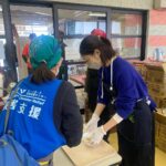 Takako Tokiwa Instagram - 3月18日 珠洲市や輪島市で炊き出しの調整や実践に取り組んでいる「ピースボート」さんにご協力いただき、珠洲市「直小学校」への炊き出しに参加させていただきました。 避難所にもなっている直小学校。 「まれ」の撮影時、ガッツ石松さんや篠井英介さんと一緒に撮ってもらったという写真を見せてくださった方も。避難所にいらっしゃるということは・・・ご自宅は大変な状況なはず。その写真を持ち出してきてくれた思いにチーム「まれ」は皆、感動でした（：；） 避難所生活も長く、高齢者も多くいらっしゃるので全国から保健師の方などが来られてサポートされていました。 ありがとうございます！！ その上の階では学校も始まっており、小学生たちの給食も「ピースボード」さんが毎日作ってくれているらしい。嬉しい。 「いただきます」の挨拶では当番の子が「それでは皆さん、ピースさんの方に向かって・・・いただきます」と（笑）ほかほかの美味しそうなご飯を前に、あたたかい空気が流れていました。 ピースさんが拠点とされている建物を出たところには・・・綺麗な椿が咲いていました。 次なる場所は、チーム「まれ」としては珠洲でロケをさせていただいていた塩田も近い大谷地区。 段々の階段で子供たちとの記念撮影。 私にとっては昨年の奥能登国際芸術祭で朗読劇をさせていただいた「シアターミュージアム」のある場所。 大谷へは道も悪く行きにくいがゆえ、自衛隊も、警察も、消防も、手が回らないらしい。 プライバシーを守る囲いなどもまだ無い状態。 どこにお願いすればいいんだろう・・・。 でも、皆さんは、のんびり、穏やかに、この状況と向き合ってらっしゃる姿に・・・この地区の人たちは常に自然を目の前に向き合ってきたからなのか、人間力がスゴすぎる！と心が震えた。 この避難所には大好きな「つばき茶屋」のさつきさん、さとみさんも。 ２次避難されているから会えないと思っていたら、たまたま炊き出し準備で帰って来られていて、会えたぁぁぁ（：；） 最後の動画は大谷地区の現在です。 倒壊した家家が映ります。 見れないという方は飛ばしてください。 かなりなピッチで復旧が進んでいるのは事実ではありますが・・・時が止まっている場所も、大谷に限らず、まだまだたくさんあります。 早く、ボランティアさんたちが入れるようになりますように。 その時が来たら、みなさん！よろしくお願いいたします♪ @pbv_official #珠洲市立直小学校 #珠洲市立大谷小中学校 @suzu_tsubaki.chaya_noto #大谷の避難所で #子供たちが帰ってくるまでの間に #星稜高校の試合をみんなで見た #良い時間をありがとう #星稜高校 #応援してるからね☺️