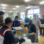 Takako Tokiwa Instagram - 3月18日 珠洲市や輪島市で炊き出しの調整や実践に取り組んでいる「ピースボート」さんにご協力いただき、珠洲市「直小学校」への炊き出しに参加させていただきました。 避難所にもなっている直小学校。 「まれ」の撮影時、ガッツ石松さんや篠井英介さんと一緒に撮ってもらったという写真を見せてくださった方も。避難所にいらっしゃるということは・・・ご自宅は大変な状況なはず。その写真を持ち出してきてくれた思いにチーム「まれ」は皆、感動でした（：；） 避難所生活も長く、高齢者も多くいらっしゃるので全国から保健師の方などが来られてサポートされていました。 ありがとうございます！！ その上の階では学校も始まっており、小学生たちの給食も「ピースボード」さんが毎日作ってくれているらしい。嬉しい。 「いただきます」の挨拶では当番の子が「それでは皆さん、ピースさんの方に向かって・・・いただきます」と（笑）ほかほかの美味しそうなご飯を前に、あたたかい空気が流れていました。 ピースさんが拠点とされている建物を出たところには・・・綺麗な椿が咲いていました。 次なる場所は、チーム「まれ」としては珠洲でロケをさせていただいていた塩田も近い大谷地区。 段々の階段で子供たちとの記念撮影。 私にとっては昨年の奥能登国際芸術祭で朗読劇をさせていただいた「シアターミュージアム」のある場所。 大谷へは道も悪く行きにくいがゆえ、自衛隊も、警察も、消防も、手が回らないらしい。 プライバシーを守る囲いなどもまだ無い状態。 どこにお願いすればいいんだろう・・・。 でも、皆さんは、のんびり、穏やかに、この状況と向き合ってらっしゃる姿に・・・この地区の人たちは常に自然を目の前に向き合ってきたからなのか、人間力がスゴすぎる！と心が震えた。 この避難所には大好きな「つばき茶屋」のさつきさん、さとみさんも。 ２次避難されているから会えないと思っていたら、たまたま炊き出し準備で帰って来られていて、会えたぁぁぁ（：；） 最後の動画は大谷地区の現在です。 倒壊した家家が映ります。 見れないという方は飛ばしてください。 かなりなピッチで復旧が進んでいるのは事実ではありますが・・・時が止まっている場所も、大谷に限らず、まだまだたくさんあります。 早く、ボランティアさんたちが入れるようになりますように。 その時が来たら、みなさん！よろしくお願いいたします♪ @pbv_official #珠洲市立直小学校 #珠洲市立大谷小中学校 @suzu_tsubaki.chaya_noto #大谷の避難所で #子供たちが帰ってくるまでの間に #星稜高校の試合をみんなで見た #良い時間をありがとう #星稜高校 #応援してるからね☺️