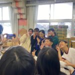 Takako Tokiwa Instagram - 3月18日 珠洲市や輪島市で炊き出しの調整や実践に取り組んでいる「ピースボート」さんにご協力いただき、珠洲市「直小学校」への炊き出しに参加させていただきました。 避難所にもなっている直小学校。 「まれ」の撮影時、ガッツ石松さんや篠井英介さんと一緒に撮ってもらったという写真を見せてくださった方も。避難所にいらっしゃるということは・・・ご自宅は大変な状況なはず。その写真を持ち出してきてくれた思いにチーム「まれ」は皆、感動でした（：；） 避難所生活も長く、高齢者も多くいらっしゃるので全国から保健師の方などが来られてサポートされていました。 ありがとうございます！！ その上の階では学校も始まっており、小学生たちの給食も「ピースボード」さんが毎日作ってくれているらしい。嬉しい。 「いただきます」の挨拶では当番の子が「それでは皆さん、ピースさんの方に向かって・・・いただきます」と（笑）ほかほかの美味しそうなご飯を前に、あたたかい空気が流れていました。 ピースさんが拠点とされている建物を出たところには・・・綺麗な椿が咲いていました。 次なる場所は、チーム「まれ」としては珠洲でロケをさせていただいていた塩田も近い大谷地区。 段々の階段で子供たちとの記念撮影。 私にとっては昨年の奥能登国際芸術祭で朗読劇をさせていただいた「シアターミュージアム」のある場所。 大谷へは道も悪く行きにくいがゆえ、自衛隊も、警察も、消防も、手が回らないらしい。 プライバシーを守る囲いなどもまだ無い状態。 どこにお願いすればいいんだろう・・・。 でも、皆さんは、のんびり、穏やかに、この状況と向き合ってらっしゃる姿に・・・この地区の人たちは常に自然を目の前に向き合ってきたからなのか、人間力がスゴすぎる！と心が震えた。 この避難所には大好きな「つばき茶屋」のさつきさん、さとみさんも。 ２次避難されているから会えないと思っていたら、たまたま炊き出し準備で帰って来られていて、会えたぁぁぁ（：；） 最後の動画は大谷地区の現在です。 倒壊した家家が映ります。 見れないという方は飛ばしてください。 かなりなピッチで復旧が進んでいるのは事実ではありますが・・・時が止まっている場所も、大谷に限らず、まだまだたくさんあります。 早く、ボランティアさんたちが入れるようになりますように。 その時が来たら、みなさん！よろしくお願いいたします♪ @pbv_official #珠洲市立直小学校 #珠洲市立大谷小中学校 @suzu_tsubaki.chaya_noto #大谷の避難所で #子供たちが帰ってくるまでの間に #星稜高校の試合をみんなで見た #良い時間をありがとう #星稜高校 #応援してるからね☺️