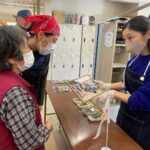 Takako Tokiwa Instagram - 3月18日 珠洲市や輪島市で炊き出しの調整や実践に取り組んでいる「ピースボート」さんにご協力いただき、珠洲市「直小学校」への炊き出しに参加させていただきました。 避難所にもなっている直小学校。 「まれ」の撮影時、ガッツ石松さんや篠井英介さんと一緒に撮ってもらったという写真を見せてくださった方も。避難所にいらっしゃるということは・・・ご自宅は大変な状況なはず。その写真を持ち出してきてくれた思いにチーム「まれ」は皆、感動でした（：；） 避難所生活も長く、高齢者も多くいらっしゃるので全国から保健師の方などが来られてサポートされていました。 ありがとうございます！！ その上の階では学校も始まっており、小学生たちの給食も「ピースボード」さんが毎日作ってくれているらしい。嬉しい。 「いただきます」の挨拶では当番の子が「それでは皆さん、ピースさんの方に向かって・・・いただきます」と（笑）ほかほかの美味しそうなご飯を前に、あたたかい空気が流れていました。 ピースさんが拠点とされている建物を出たところには・・・綺麗な椿が咲いていました。 次なる場所は、チーム「まれ」としては珠洲でロケをさせていただいていた塩田も近い大谷地区。 段々の階段で子供たちとの記念撮影。 私にとっては昨年の奥能登国際芸術祭で朗読劇をさせていただいた「シアターミュージアム」のある場所。 大谷へは道も悪く行きにくいがゆえ、自衛隊も、警察も、消防も、手が回らないらしい。 プライバシーを守る囲いなどもまだ無い状態。 どこにお願いすればいいんだろう・・・。 でも、皆さんは、のんびり、穏やかに、この状況と向き合ってらっしゃる姿に・・・この地区の人たちは常に自然を目の前に向き合ってきたからなのか、人間力がスゴすぎる！と心が震えた。 この避難所には大好きな「つばき茶屋」のさつきさん、さとみさんも。 ２次避難されているから会えないと思っていたら、たまたま炊き出し準備で帰って来られていて、会えたぁぁぁ（：；） 最後の動画は大谷地区の現在です。 倒壊した家家が映ります。 見れないという方は飛ばしてください。 かなりなピッチで復旧が進んでいるのは事実ではありますが・・・時が止まっている場所も、大谷に限らず、まだまだたくさんあります。 早く、ボランティアさんたちが入れるようになりますように。 その時が来たら、みなさん！よろしくお願いいたします♪ @pbv_official #珠洲市立直小学校 #珠洲市立大谷小中学校 @suzu_tsubaki.chaya_noto #大谷の避難所で #子供たちが帰ってくるまでの間に #星稜高校の試合をみんなで見た #良い時間をありがとう #星稜高校 #応援してるからね☺️