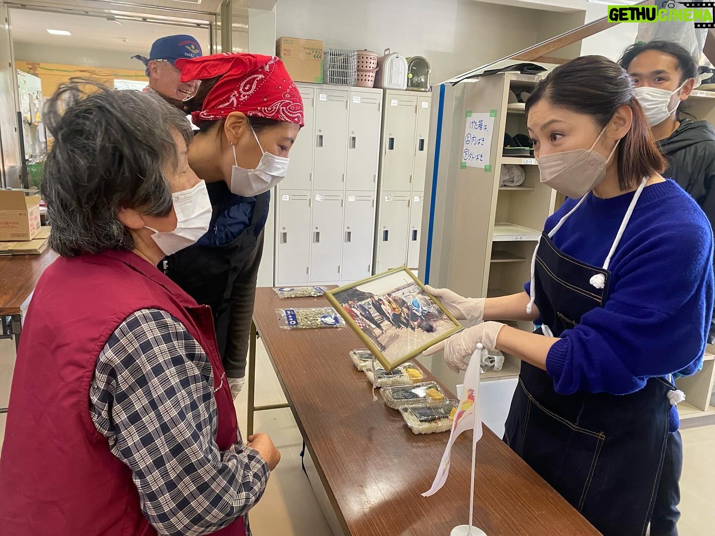 Takako Tokiwa Instagram - 3月18日 珠洲市や輪島市で炊き出しの調整や実践に取り組んでいる「ピースボート」さんにご協力いただき、珠洲市「直小学校」への炊き出しに参加させていただきました。 避難所にもなっている直小学校。 「まれ」の撮影時、ガッツ石松さんや篠井英介さんと一緒に撮ってもらったという写真を見せてくださった方も。避難所にいらっしゃるということは・・・ご自宅は大変な状況なはず。その写真を持ち出してきてくれた思いにチーム「まれ」は皆、感動でした(:;) 避難所生活も長く、高齢者も多くいらっしゃるので全国から保健師の方などが来られてサポートされていました。 ありがとうございます!! その上の階では学校も始まっており、小学生たちの給食も「ピースボード」さんが毎日作ってくれているらしい。嬉しい。 「いただきます」の挨拶では当番の子が「それでは皆さん、ピースさんの方に向かって・・・いただきます」と(笑)ほかほかの美味しそうなご飯を前に、あたたかい空気が流れていました。 ピースさんが拠点とされている建物を出たところには・・・綺麗な椿が咲いていました。 次なる場所は、チーム「まれ」としては珠洲でロケをさせていただいていた塩田も近い大谷地区。 段々の階段で子供たちとの記念撮影。 私にとっては昨年の奥能登国際芸術祭で朗読劇をさせていただいた「シアターミュージアム」のある場所。 大谷へは道も悪く行きにくいがゆえ、自衛隊も、警察も、消防も、手が回らないらしい。 プライバシーを守る囲いなどもまだ無い状態。 どこにお願いすればいいんだろう・・・。 でも、皆さんは、のんびり、穏やかに、この状況と向き合ってらっしゃる姿に・・・この地区の人たちは常に自然を目の前に向き合ってきたからなのか、人間力がスゴすぎる!と心が震えた。 この避難所には大好きな「つばき茶屋」のさつきさん、さとみさんも。 2次避難されているから会えないと思っていたら、たまたま炊き出し準備で帰って来られていて、会えたぁぁぁ(:;) 最後の動画は大谷地区の現在です。 倒壊した家家が映ります。 見れないという方は飛ばしてください。 かなりなピッチで復旧が進んでいるのは事実ではありますが・・・時が止まっている場所も、大谷に限らず、まだまだたくさんあります。 早く、ボランティアさんたちが入れるようになりますように。 その時が来たら、みなさん!よろしくお願いいたします♪ @pbv_official #珠洲市立直小学校 #珠洲市立大谷小中学校 @suzu_tsubaki.chaya_noto #大谷の避難所で #子供たちが帰ってくるまでの間に #星稜高校の試合をみんなで見た #良い時間をありがとう #星稜高校 #応援してるからね☺️