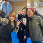 Takako Tokiwa Instagram - 3月18日 珠洲市や輪島市で炊き出しの調整や実践に取り組んでいる「ピースボート」さんにご協力いただき、珠洲市「直小学校」への炊き出しに参加させていただきました。 避難所にもなっている直小学校。 「まれ」の撮影時、ガッツ石松さんや篠井英介さんと一緒に撮ってもらったという写真を見せてくださった方も。避難所にいらっしゃるということは・・・ご自宅は大変な状況なはず。その写真を持ち出してきてくれた思いにチーム「まれ」は皆、感動でした（：；） 避難所生活も長く、高齢者も多くいらっしゃるので全国から保健師の方などが来られてサポートされていました。 ありがとうございます！！ その上の階では学校も始まっており、小学生たちの給食も「ピースボード」さんが毎日作ってくれているらしい。嬉しい。 「いただきます」の挨拶では当番の子が「それでは皆さん、ピースさんの方に向かって・・・いただきます」と（笑）ほかほかの美味しそうなご飯を前に、あたたかい空気が流れていました。 ピースさんが拠点とされている建物を出たところには・・・綺麗な椿が咲いていました。 次なる場所は、チーム「まれ」としては珠洲でロケをさせていただいていた塩田も近い大谷地区。 段々の階段で子供たちとの記念撮影。 私にとっては昨年の奥能登国際芸術祭で朗読劇をさせていただいた「シアターミュージアム」のある場所。 大谷へは道も悪く行きにくいがゆえ、自衛隊も、警察も、消防も、手が回らないらしい。 プライバシーを守る囲いなどもまだ無い状態。 どこにお願いすればいいんだろう・・・。 でも、皆さんは、のんびり、穏やかに、この状況と向き合ってらっしゃる姿に・・・この地区の人たちは常に自然を目の前に向き合ってきたからなのか、人間力がスゴすぎる！と心が震えた。 この避難所には大好きな「つばき茶屋」のさつきさん、さとみさんも。 ２次避難されているから会えないと思っていたら、たまたま炊き出し準備で帰って来られていて、会えたぁぁぁ（：；） 最後の動画は大谷地区の現在です。 倒壊した家家が映ります。 見れないという方は飛ばしてください。 かなりなピッチで復旧が進んでいるのは事実ではありますが・・・時が止まっている場所も、大谷に限らず、まだまだたくさんあります。 早く、ボランティアさんたちが入れるようになりますように。 その時が来たら、みなさん！よろしくお願いいたします♪ @pbv_official #珠洲市立直小学校 #珠洲市立大谷小中学校 @suzu_tsubaki.chaya_noto #大谷の避難所で #子供たちが帰ってくるまでの間に #星稜高校の試合をみんなで見た #良い時間をありがとう #星稜高校 #応援してるからね☺️