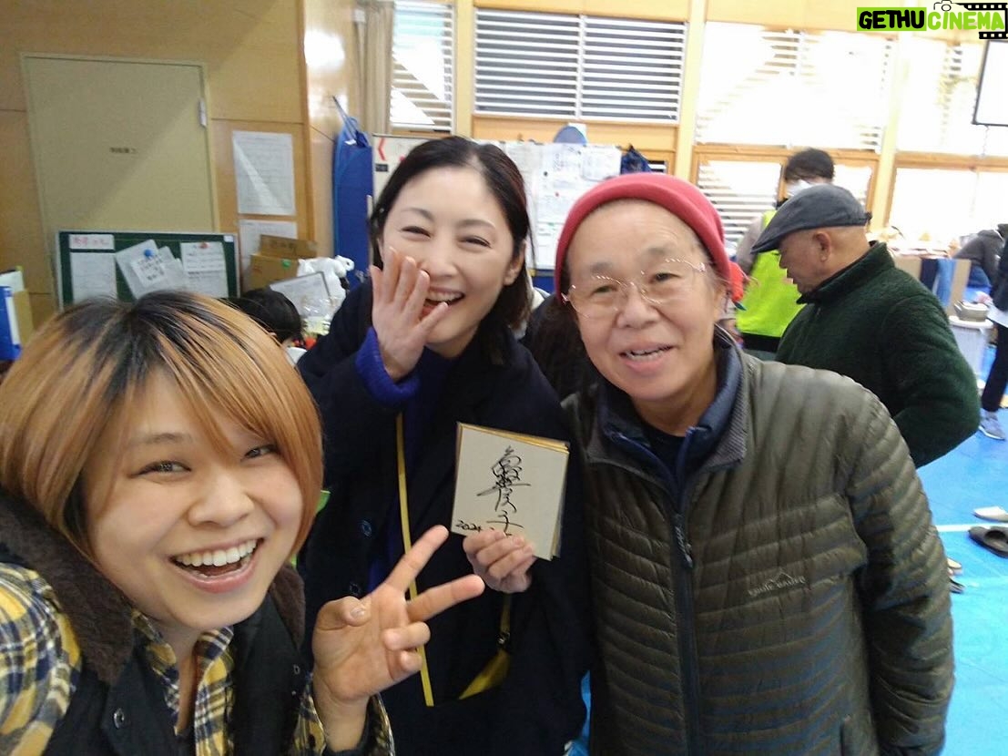 Takako Tokiwa Instagram - 3月18日 珠洲市や輪島市で炊き出しの調整や実践に取り組んでいる「ピースボート」さんにご協力いただき、珠洲市「直小学校」への炊き出しに参加させていただきました。 避難所にもなっている直小学校。 「まれ」の撮影時、ガッツ石松さんや篠井英介さんと一緒に撮ってもらったという写真を見せてくださった方も。避難所にいらっしゃるということは・・・ご自宅は大変な状況なはず。その写真を持ち出してきてくれた思いにチーム「まれ」は皆、感動でした(:;) 避難所生活も長く、高齢者も多くいらっしゃるので全国から保健師の方などが来られてサポートされていました。 ありがとうございます!! その上の階では学校も始まっており、小学生たちの給食も「ピースボード」さんが毎日作ってくれているらしい。嬉しい。 「いただきます」の挨拶では当番の子が「それでは皆さん、ピースさんの方に向かって・・・いただきます」と(笑)ほかほかの美味しそうなご飯を前に、あたたかい空気が流れていました。 ピースさんが拠点とされている建物を出たところには・・・綺麗な椿が咲いていました。 次なる場所は、チーム「まれ」としては珠洲でロケをさせていただいていた塩田も近い大谷地区。 段々の階段で子供たちとの記念撮影。 私にとっては昨年の奥能登国際芸術祭で朗読劇をさせていただいた「シアターミュージアム」のある場所。 大谷へは道も悪く行きにくいがゆえ、自衛隊も、警察も、消防も、手が回らないらしい。 プライバシーを守る囲いなどもまだ無い状態。 どこにお願いすればいいんだろう・・・。 でも、皆さんは、のんびり、穏やかに、この状況と向き合ってらっしゃる姿に・・・この地区の人たちは常に自然を目の前に向き合ってきたからなのか、人間力がスゴすぎる!と心が震えた。 この避難所には大好きな「つばき茶屋」のさつきさん、さとみさんも。 2次避難されているから会えないと思っていたら、たまたま炊き出し準備で帰って来られていて、会えたぁぁぁ(:;) 最後の動画は大谷地区の現在です。 倒壊した家家が映ります。 見れないという方は飛ばしてください。 かなりなピッチで復旧が進んでいるのは事実ではありますが・・・時が止まっている場所も、大谷に限らず、まだまだたくさんあります。 早く、ボランティアさんたちが入れるようになりますように。 その時が来たら、みなさん!よろしくお願いいたします♪ @pbv_official #珠洲市立直小学校 #珠洲市立大谷小中学校 @suzu_tsubaki.chaya_noto #大谷の避難所で #子供たちが帰ってくるまでの間に #星稜高校の試合をみんなで見た #良い時間をありがとう #星稜高校 #応援してるからね☺️