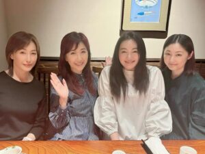 Takako Tokiwa Instagram - 先月、能登へ炊き出しに行く際、炊き出し素人が被災地にご迷惑をお掛けしないよう行くにはどうしたらいいんだろうと悩み…高島礼子さんに失礼ながらお願いをしてみた。

「炊き出し支援を何度もされている伍代夏子さんにお話を伺うこと出来ないでしょうか？」と。

礼子さんも能登にずっと心を寄せてらしたから、すぐにご紹介くださり…不安に思っていたことなどを伍代さんから直接、たくさんたくさん教えていただき、向かうことが出来た。

珠洲で奥能登国際芸術祭を一緒にコンプリートした仲間由紀恵ちゃんとは発災後からずっと連絡を取り合い、能登を考え続けてきた。

今、私たちにできること…大先輩から色々と教わりました✨
素敵な出逢いを…ありがとうございますっ。

#伍代夏子さん
#高島礼子さん
#仲間由紀恵さん

#由紀恵ちゃんが
#伍代夏子さんのことを
#陰で 
#伍代さま って呼ぶのが
#大奥の 
#みだいさま 
#御台様 
#みたいで最高 （笑）
#礼子さんもいるし
#貴子の脳内では
#ずっと時代劇でした🤣💦
#御台様を囲む春の宴

#由紀恵ちゃんインスタ始めました！！