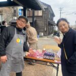 Takako Tokiwa Instagram - 3月17日 輪島の人気フランス料理店　L’Atelier de NOTO (ラトリエ・ドゥ・ノト)の池端準也シェフ率いるラトリエ・ドゥ・ノトチームは発災直後から、炊き出しを続けてくださっている。 ちょうど朝ドラ「まれ」の撮影で輪島に行っていた頃がグランドオープンで、出演者たちと何度となく伺った。 撮影が終わってからも、輪島に寄る楽しみだったお店。 「まれ」で出会ったメンバーたちと、私たちの大好きな、お世話になった輪島と珠洲の皆さんに会いに行こう！と、久しぶりに集まった。 あまり大人数で行っても今はまだ迷惑になるかもしれないと、最少人数で、細心の注意を払い、今回は来れなかった皆んなの「想い」を車いっぱいに詰めて向かった。 池端シェフの炊き出しは大人気で、たくさんの方々が列に並んでいらした。チームの皆さんも明るく、活気があった。もちろん皆さん被災されているわけで、「踏ん張っている」というのが正しいのかもしれない。だからこそ、このチームの笑顔を守るために、今度は私たちがサポートしなければ、と思った。 炊き出しは、被災者の方々のためのもので、ボランティアは、それをいただくものではない、とされているけれど、ラトリエ・ドゥ・ノトの炊き出しでは、「買ってください。そのお金は次の支援に回しますので」と、誰でも買えるようにしてくださっている。 これが・・・美味しい（：；） ミシュランシェフのお食事をいただけるんだもの・・・。 輪島に行かれた際には、皆さんぜひ、遠慮せず、寄ってみてくだね～。 池端シェフに聞いたところ、発災後すぐに炊き出しを始められたのは自然災害が発生した際に食事を提供するための非営利非政府組織であるワールド・セントラル・キッチンが驚くほど迅速にサポートしてくれたおかげだと言う。 これから続けていくのは地元の人たちだからと、ワールド・セントラル・キッチンのスタッフは、口出しをすることなく必要なものを用意してくれるためにただ見守るだけだったらしい。 世の中には知らないことがたくさんあるなぁ。 そして！4月1日・2日には、東京国立代々木競技場第二体育館で、池端シェフらが参加する「能登マルシェ」が12:00～18:00まで開催されるらしい！！ 池端シェフのご飯が食べられるチャンスです！！是非♪ @latelier_de_noto #チームまれは #間借りをし #私がコマーシャルさせてもらっている化粧品 #prior を #支援物資としてお配りしました #たくさん買わせていただき #金沢まで送ってくださり #ご対応ありがとうございました😭✨ #使ってみたかったのよ！と嬉しいお言葉も♫ #リフトアップしますよ〜と言ったら皆さん弾ける笑顔を見せてくださいました✨ #嬉しい❤️ #興和株式会社様 #Ｑ＆Ｐαチャージ #Ｑ＆Ｐhealing #ご支援ありがとうございました😭💦 #皆さん「元気になっちゃうなぁ〜」と喜んでくださいました！！ #本当にありがとうございました #福岡のイタリアン @tipico_japan さんも #炊き出しに来てくださっていました #福岡へ行ったら必ず行きますね〜✨ #ありがとう😊 #最後の写真 #めっちゃ気に入ってる❤️ #池端シェフ #かわゆ