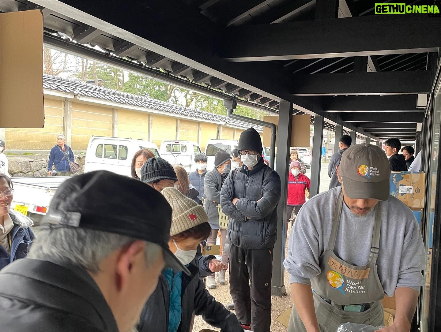 Takako Tokiwa Instagram - 3月17日 輪島の人気フランス料理店 L’Atelier de NOTO (ラトリエ・ドゥ・ノト)の池端準也シェフ率いるラトリエ・ドゥ・ノトチームは発災直後から、炊き出しを続けてくださっている。 ちょうど朝ドラ「まれ」の撮影で輪島に行っていた頃がグランドオープンで、出演者たちと何度となく伺った。 撮影が終わってからも、輪島に寄る楽しみだったお店。 「まれ」で出会ったメンバーたちと、私たちの大好きな、お世話になった輪島と珠洲の皆さんに会いに行こう!と、久しぶりに集まった。 あまり大人数で行っても今はまだ迷惑になるかもしれないと、最少人数で、細心の注意を払い、今回は来れなかった皆んなの「想い」を車いっぱいに詰めて向かった。 池端シェフの炊き出しは大人気で、たくさんの方々が列に並んでいらした。チームの皆さんも明るく、活気があった。もちろん皆さん被災されているわけで、「踏ん張っている」というのが正しいのかもしれない。だからこそ、このチームの笑顔を守るために、今度は私たちがサポートしなければ、と思った。 炊き出しは、被災者の方々のためのもので、ボランティアは、それをいただくものではない、とされているけれど、ラトリエ・ドゥ・ノトの炊き出しでは、「買ってください。そのお金は次の支援に回しますので」と、誰でも買えるようにしてくださっている。 これが・・・美味しい(:;) ミシュランシェフのお食事をいただけるんだもの・・・。 輪島に行かれた際には、皆さんぜひ、遠慮せず、寄ってみてくだね~。 池端シェフに聞いたところ、発災後すぐに炊き出しを始められたのは自然災害が発生した際に食事を提供するための非営利非政府組織であるワールド・セントラル・キッチンが驚くほど迅速にサポートしてくれたおかげだと言う。 これから続けていくのは地元の人たちだからと、ワールド・セントラル・キッチンのスタッフは、口出しをすることなく必要なものを用意してくれるためにただ見守るだけだったらしい。 世の中には知らないことがたくさんあるなぁ。 そして!4月1日・2日には、東京国立代々木競技場第二体育館で、池端シェフらが参加する「能登マルシェ」が12:00~18:00まで開催されるらしい!! 池端シェフのご飯が食べられるチャンスです!!是非♪ @latelier_de_noto #チームまれは #間借りをし #私がコマーシャルさせてもらっている化粧品 #prior を #支援物資としてお配りしました #たくさん買わせていただき #金沢まで送ってくださり #ご対応ありがとうございました😭✨ #使ってみたかったのよ!と嬉しいお言葉も♫ #リフトアップしますよ〜と言ったら皆さん弾ける笑顔を見せてくださいました✨ #嬉しい❤️ #興和株式会社様 #Q&Pαチャージ #Q&Phealing #ご支援ありがとうございました😭💦 #皆さん「元気になっちゃうなぁ〜」と喜んでくださいました!! #本当にありがとうございました #福岡のイタリアン @tipico_japan さんも #炊き出しに来てくださっていました #福岡へ行ったら必ず行きますね〜✨ #ありがとう😊 #最後の写真 #めっちゃ気に入ってる❤️ #池端シェフ #かわゆ