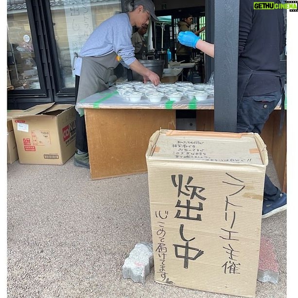 Takako Tokiwa Instagram - 3月17日 輪島の人気フランス料理店 L’Atelier de NOTO (ラトリエ・ドゥ・ノト)の池端準也シェフ率いるラトリエ・ドゥ・ノトチームは発災直後から、炊き出しを続けてくださっている。 ちょうど朝ドラ「まれ」の撮影で輪島に行っていた頃がグランドオープンで、出演者たちと何度となく伺った。 撮影が終わってからも、輪島に寄る楽しみだったお店。 「まれ」で出会ったメンバーたちと、私たちの大好きな、お世話になった輪島と珠洲の皆さんに会いに行こう!と、久しぶりに集まった。 あまり大人数で行っても今はまだ迷惑になるかもしれないと、最少人数で、細心の注意を払い、今回は来れなかった皆んなの「想い」を車いっぱいに詰めて向かった。 池端シェフの炊き出しは大人気で、たくさんの方々が列に並んでいらした。チームの皆さんも明るく、活気があった。もちろん皆さん被災されているわけで、「踏ん張っている」というのが正しいのかもしれない。だからこそ、このチームの笑顔を守るために、今度は私たちがサポートしなければ、と思った。 炊き出しは、被災者の方々のためのもので、ボランティアは、それをいただくものではない、とされているけれど、ラトリエ・ドゥ・ノトの炊き出しでは、「買ってください。そのお金は次の支援に回しますので」と、誰でも買えるようにしてくださっている。 これが・・・美味しい(:;) ミシュランシェフのお食事をいただけるんだもの・・・。 輪島に行かれた際には、皆さんぜひ、遠慮せず、寄ってみてくだね~。 池端シェフに聞いたところ、発災後すぐに炊き出しを始められたのは自然災害が発生した際に食事を提供するための非営利非政府組織であるワールド・セントラル・キッチンが驚くほど迅速にサポートしてくれたおかげだと言う。 これから続けていくのは地元の人たちだからと、ワールド・セントラル・キッチンのスタッフは、口出しをすることなく必要なものを用意してくれるためにただ見守るだけだったらしい。 世の中には知らないことがたくさんあるなぁ。 そして!4月1日・2日には、東京国立代々木競技場第二体育館で、池端シェフらが参加する「能登マルシェ」が12:00~18:00まで開催されるらしい!! 池端シェフのご飯が食べられるチャンスです!!是非♪ @latelier_de_noto #チームまれは #間借りをし #私がコマーシャルさせてもらっている化粧品 #prior を #支援物資としてお配りしました #たくさん買わせていただき #金沢まで送ってくださり #ご対応ありがとうございました😭✨ #使ってみたかったのよ!と嬉しいお言葉も♫ #リフトアップしますよ〜と言ったら皆さん弾ける笑顔を見せてくださいました✨ #嬉しい❤️ #興和株式会社様 #Q&Pαチャージ #Q&Phealing #ご支援ありがとうございました😭💦 #皆さん「元気になっちゃうなぁ〜」と喜んでくださいました!! #本当にありがとうございました #福岡のイタリアン @tipico_japan さんも #炊き出しに来てくださっていました #福岡へ行ったら必ず行きますね〜✨ #ありがとう😊 #最後の写真 #めっちゃ気に入ってる❤️ #池端シェフ #かわゆ