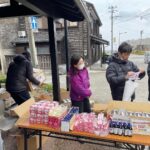 Takako Tokiwa Instagram - 3月17日 輪島の人気フランス料理店　L’Atelier de NOTO (ラトリエ・ドゥ・ノト)の池端準也シェフ率いるラトリエ・ドゥ・ノトチームは発災直後から、炊き出しを続けてくださっている。 ちょうど朝ドラ「まれ」の撮影で輪島に行っていた頃がグランドオープンで、出演者たちと何度となく伺った。 撮影が終わってからも、輪島に寄る楽しみだったお店。 「まれ」で出会ったメンバーたちと、私たちの大好きな、お世話になった輪島と珠洲の皆さんに会いに行こう！と、久しぶりに集まった。 あまり大人数で行っても今はまだ迷惑になるかもしれないと、最少人数で、細心の注意を払い、今回は来れなかった皆んなの「想い」を車いっぱいに詰めて向かった。 池端シェフの炊き出しは大人気で、たくさんの方々が列に並んでいらした。チームの皆さんも明るく、活気があった。もちろん皆さん被災されているわけで、「踏ん張っている」というのが正しいのかもしれない。だからこそ、このチームの笑顔を守るために、今度は私たちがサポートしなければ、と思った。 炊き出しは、被災者の方々のためのもので、ボランティアは、それをいただくものではない、とされているけれど、ラトリエ・ドゥ・ノトの炊き出しでは、「買ってください。そのお金は次の支援に回しますので」と、誰でも買えるようにしてくださっている。 これが・・・美味しい（：；） ミシュランシェフのお食事をいただけるんだもの・・・。 輪島に行かれた際には、皆さんぜひ、遠慮せず、寄ってみてくだね～。 池端シェフに聞いたところ、発災後すぐに炊き出しを始められたのは自然災害が発生した際に食事を提供するための非営利非政府組織であるワールド・セントラル・キッチンが驚くほど迅速にサポートしてくれたおかげだと言う。 これから続けていくのは地元の人たちだからと、ワールド・セントラル・キッチンのスタッフは、口出しをすることなく必要なものを用意してくれるためにただ見守るだけだったらしい。 世の中には知らないことがたくさんあるなぁ。 そして！4月1日・2日には、東京国立代々木競技場第二体育館で、池端シェフらが参加する「能登マルシェ」が12:00～18:00まで開催されるらしい！！ 池端シェフのご飯が食べられるチャンスです！！是非♪ @latelier_de_noto #チームまれは #間借りをし #私がコマーシャルさせてもらっている化粧品 #prior を #支援物資としてお配りしました #たくさん買わせていただき #金沢まで送ってくださり #ご対応ありがとうございました😭✨ #使ってみたかったのよ！と嬉しいお言葉も♫ #リフトアップしますよ〜と言ったら皆さん弾ける笑顔を見せてくださいました✨ #嬉しい❤️ #興和株式会社様 #Ｑ＆Ｐαチャージ #Ｑ＆Ｐhealing #ご支援ありがとうございました😭💦 #皆さん「元気になっちゃうなぁ〜」と喜んでくださいました！！ #本当にありがとうございました #福岡のイタリアン @tipico_japan さんも #炊き出しに来てくださっていました #福岡へ行ったら必ず行きますね〜✨ #ありがとう😊 #最後の写真 #めっちゃ気に入ってる❤️ #池端シェフ #かわゆ