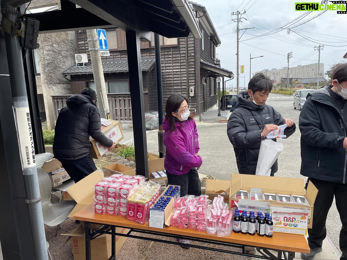 Takako Tokiwa Instagram - 3月17日 輪島の人気フランス料理店 L’Atelier de NOTO (ラトリエ・ドゥ・ノト)の池端準也シェフ率いるラトリエ・ドゥ・ノトチームは発災直後から、炊き出しを続けてくださっている。 ちょうど朝ドラ「まれ」の撮影で輪島に行っていた頃がグランドオープンで、出演者たちと何度となく伺った。 撮影が終わってからも、輪島に寄る楽しみだったお店。 「まれ」で出会ったメンバーたちと、私たちの大好きな、お世話になった輪島と珠洲の皆さんに会いに行こう!と、久しぶりに集まった。 あまり大人数で行っても今はまだ迷惑になるかもしれないと、最少人数で、細心の注意を払い、今回は来れなかった皆んなの「想い」を車いっぱいに詰めて向かった。 池端シェフの炊き出しは大人気で、たくさんの方々が列に並んでいらした。チームの皆さんも明るく、活気があった。もちろん皆さん被災されているわけで、「踏ん張っている」というのが正しいのかもしれない。だからこそ、このチームの笑顔を守るために、今度は私たちがサポートしなければ、と思った。 炊き出しは、被災者の方々のためのもので、ボランティアは、それをいただくものではない、とされているけれど、ラトリエ・ドゥ・ノトの炊き出しでは、「買ってください。そのお金は次の支援に回しますので」と、誰でも買えるようにしてくださっている。 これが・・・美味しい(:;) ミシュランシェフのお食事をいただけるんだもの・・・。 輪島に行かれた際には、皆さんぜひ、遠慮せず、寄ってみてくだね~。 池端シェフに聞いたところ、発災後すぐに炊き出しを始められたのは自然災害が発生した際に食事を提供するための非営利非政府組織であるワールド・セントラル・キッチンが驚くほど迅速にサポートしてくれたおかげだと言う。 これから続けていくのは地元の人たちだからと、ワールド・セントラル・キッチンのスタッフは、口出しをすることなく必要なものを用意してくれるためにただ見守るだけだったらしい。 世の中には知らないことがたくさんあるなぁ。 そして!4月1日・2日には、東京国立代々木競技場第二体育館で、池端シェフらが参加する「能登マルシェ」が12:00~18:00まで開催されるらしい!! 池端シェフのご飯が食べられるチャンスです!!是非♪ @latelier_de_noto #チームまれは #間借りをし #私がコマーシャルさせてもらっている化粧品 #prior を #支援物資としてお配りしました #たくさん買わせていただき #金沢まで送ってくださり #ご対応ありがとうございました😭✨ #使ってみたかったのよ!と嬉しいお言葉も♫ #リフトアップしますよ〜と言ったら皆さん弾ける笑顔を見せてくださいました✨ #嬉しい❤️ #興和株式会社様 #Q&Pαチャージ #Q&Phealing #ご支援ありがとうございました😭💦 #皆さん「元気になっちゃうなぁ〜」と喜んでくださいました!! #本当にありがとうございました #福岡のイタリアン @tipico_japan さんも #炊き出しに来てくださっていました #福岡へ行ったら必ず行きますね〜✨ #ありがとう😊 #最後の写真 #めっちゃ気に入ってる❤️ #池端シェフ #かわゆ