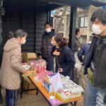 Takako Tokiwa Instagram - 3月17日 輪島の人気フランス料理店　L’Atelier de NOTO (ラトリエ・ドゥ・ノト)の池端準也シェフ率いるラトリエ・ドゥ・ノトチームは発災直後から、炊き出しを続けてくださっている。 ちょうど朝ドラ「まれ」の撮影で輪島に行っていた頃がグランドオープンで、出演者たちと何度となく伺った。 撮影が終わってからも、輪島に寄る楽しみだったお店。 「まれ」で出会ったメンバーたちと、私たちの大好きな、お世話になった輪島と珠洲の皆さんに会いに行こう！と、久しぶりに集まった。 あまり大人数で行っても今はまだ迷惑になるかもしれないと、最少人数で、細心の注意を払い、今回は来れなかった皆んなの「想い」を車いっぱいに詰めて向かった。 池端シェフの炊き出しは大人気で、たくさんの方々が列に並んでいらした。チームの皆さんも明るく、活気があった。もちろん皆さん被災されているわけで、「踏ん張っている」というのが正しいのかもしれない。だからこそ、このチームの笑顔を守るために、今度は私たちがサポートしなければ、と思った。 炊き出しは、被災者の方々のためのもので、ボランティアは、それをいただくものではない、とされているけれど、ラトリエ・ドゥ・ノトの炊き出しでは、「買ってください。そのお金は次の支援に回しますので」と、誰でも買えるようにしてくださっている。 これが・・・美味しい（：；） ミシュランシェフのお食事をいただけるんだもの・・・。 輪島に行かれた際には、皆さんぜひ、遠慮せず、寄ってみてくだね～。 池端シェフに聞いたところ、発災後すぐに炊き出しを始められたのは自然災害が発生した際に食事を提供するための非営利非政府組織であるワールド・セントラル・キッチンが驚くほど迅速にサポートしてくれたおかげだと言う。 これから続けていくのは地元の人たちだからと、ワールド・セントラル・キッチンのスタッフは、口出しをすることなく必要なものを用意してくれるためにただ見守るだけだったらしい。 世の中には知らないことがたくさんあるなぁ。 そして！4月1日・2日には、東京国立代々木競技場第二体育館で、池端シェフらが参加する「能登マルシェ」が12:00～18:00まで開催されるらしい！！ 池端シェフのご飯が食べられるチャンスです！！是非♪ @latelier_de_noto #チームまれは #間借りをし #私がコマーシャルさせてもらっている化粧品 #prior を #支援物資としてお配りしました #たくさん買わせていただき #金沢まで送ってくださり #ご対応ありがとうございました😭✨ #使ってみたかったのよ！と嬉しいお言葉も♫ #リフトアップしますよ〜と言ったら皆さん弾ける笑顔を見せてくださいました✨ #嬉しい❤️ #興和株式会社様 #Ｑ＆Ｐαチャージ #Ｑ＆Ｐhealing #ご支援ありがとうございました😭💦 #皆さん「元気になっちゃうなぁ〜」と喜んでくださいました！！ #本当にありがとうございました #福岡のイタリアン @tipico_japan さんも #炊き出しに来てくださっていました #福岡へ行ったら必ず行きますね〜✨ #ありがとう😊 #最後の写真 #めっちゃ気に入ってる❤️ #池端シェフ #かわゆ