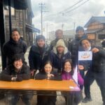 Takako Tokiwa Instagram - 3月17日 輪島の人気フランス料理店　L’Atelier de NOTO (ラトリエ・ドゥ・ノト)の池端準也シェフ率いるラトリエ・ドゥ・ノトチームは発災直後から、炊き出しを続けてくださっている。 ちょうど朝ドラ「まれ」の撮影で輪島に行っていた頃がグランドオープンで、出演者たちと何度となく伺った。 撮影が終わってからも、輪島に寄る楽しみだったお店。 「まれ」で出会ったメンバーたちと、私たちの大好きな、お世話になった輪島と珠洲の皆さんに会いに行こう！と、久しぶりに集まった。 あまり大人数で行っても今はまだ迷惑になるかもしれないと、最少人数で、細心の注意を払い、今回は来れなかった皆んなの「想い」を車いっぱいに詰めて向かった。 池端シェフの炊き出しは大人気で、たくさんの方々が列に並んでいらした。チームの皆さんも明るく、活気があった。もちろん皆さん被災されているわけで、「踏ん張っている」というのが正しいのかもしれない。だからこそ、このチームの笑顔を守るために、今度は私たちがサポートしなければ、と思った。 炊き出しは、被災者の方々のためのもので、ボランティアは、それをいただくものではない、とされているけれど、ラトリエ・ドゥ・ノトの炊き出しでは、「買ってください。そのお金は次の支援に回しますので」と、誰でも買えるようにしてくださっている。 これが・・・美味しい（：；） ミシュランシェフのお食事をいただけるんだもの・・・。 輪島に行かれた際には、皆さんぜひ、遠慮せず、寄ってみてくだね～。 池端シェフに聞いたところ、発災後すぐに炊き出しを始められたのは自然災害が発生した際に食事を提供するための非営利非政府組織であるワールド・セントラル・キッチンが驚くほど迅速にサポートしてくれたおかげだと言う。 これから続けていくのは地元の人たちだからと、ワールド・セントラル・キッチンのスタッフは、口出しをすることなく必要なものを用意してくれるためにただ見守るだけだったらしい。 世の中には知らないことがたくさんあるなぁ。 そして！4月1日・2日には、東京国立代々木競技場第二体育館で、池端シェフらが参加する「能登マルシェ」が12:00～18:00まで開催されるらしい！！ 池端シェフのご飯が食べられるチャンスです！！是非♪ @latelier_de_noto #チームまれは #間借りをし #私がコマーシャルさせてもらっている化粧品 #prior を #支援物資としてお配りしました #たくさん買わせていただき #金沢まで送ってくださり #ご対応ありがとうございました😭✨ #使ってみたかったのよ！と嬉しいお言葉も♫ #リフトアップしますよ〜と言ったら皆さん弾ける笑顔を見せてくださいました✨ #嬉しい❤️ #興和株式会社様 #Ｑ＆Ｐαチャージ #Ｑ＆Ｐhealing #ご支援ありがとうございました😭💦 #皆さん「元気になっちゃうなぁ〜」と喜んでくださいました！！ #本当にありがとうございました #福岡のイタリアン @tipico_japan さんも #炊き出しに来てくださっていました #福岡へ行ったら必ず行きますね〜✨ #ありがとう😊 #最後の写真 #めっちゃ気に入ってる❤️ #池端シェフ #かわゆ