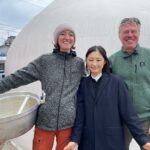 Takako Tokiwa Instagram - 3月17日 輪島の人気フランス料理店　L’Atelier de NOTO (ラトリエ・ドゥ・ノト)の池端準也シェフ率いるラトリエ・ドゥ・ノトチームは発災直後から、炊き出しを続けてくださっている。 ちょうど朝ドラ「まれ」の撮影で輪島に行っていた頃がグランドオープンで、出演者たちと何度となく伺った。 撮影が終わってからも、輪島に寄る楽しみだったお店。 「まれ」で出会ったメンバーたちと、私たちの大好きな、お世話になった輪島と珠洲の皆さんに会いに行こう！と、久しぶりに集まった。 あまり大人数で行っても今はまだ迷惑になるかもしれないと、最少人数で、細心の注意を払い、今回は来れなかった皆んなの「想い」を車いっぱいに詰めて向かった。 池端シェフの炊き出しは大人気で、たくさんの方々が列に並んでいらした。チームの皆さんも明るく、活気があった。もちろん皆さん被災されているわけで、「踏ん張っている」というのが正しいのかもしれない。だからこそ、このチームの笑顔を守るために、今度は私たちがサポートしなければ、と思った。 炊き出しは、被災者の方々のためのもので、ボランティアは、それをいただくものではない、とされているけれど、ラトリエ・ドゥ・ノトの炊き出しでは、「買ってください。そのお金は次の支援に回しますので」と、誰でも買えるようにしてくださっている。 これが・・・美味しい（：；） ミシュランシェフのお食事をいただけるんだもの・・・。 輪島に行かれた際には、皆さんぜひ、遠慮せず、寄ってみてくだね～。 池端シェフに聞いたところ、発災後すぐに炊き出しを始められたのは自然災害が発生した際に食事を提供するための非営利非政府組織であるワールド・セントラル・キッチンが驚くほど迅速にサポートしてくれたおかげだと言う。 これから続けていくのは地元の人たちだからと、ワールド・セントラル・キッチンのスタッフは、口出しをすることなく必要なものを用意してくれるためにただ見守るだけだったらしい。 世の中には知らないことがたくさんあるなぁ。 そして！4月1日・2日には、東京国立代々木競技場第二体育館で、池端シェフらが参加する「能登マルシェ」が12:00～18:00まで開催されるらしい！！ 池端シェフのご飯が食べられるチャンスです！！是非♪ @latelier_de_noto #チームまれは #間借りをし #私がコマーシャルさせてもらっている化粧品 #prior を #支援物資としてお配りしました #たくさん買わせていただき #金沢まで送ってくださり #ご対応ありがとうございました😭✨ #使ってみたかったのよ！と嬉しいお言葉も♫ #リフトアップしますよ〜と言ったら皆さん弾ける笑顔を見せてくださいました✨ #嬉しい❤️ #興和株式会社様 #Ｑ＆Ｐαチャージ #Ｑ＆Ｐhealing #ご支援ありがとうございました😭💦 #皆さん「元気になっちゃうなぁ〜」と喜んでくださいました！！ #本当にありがとうございました #福岡のイタリアン @tipico_japan さんも #炊き出しに来てくださっていました #福岡へ行ったら必ず行きますね〜✨ #ありがとう😊 #最後の写真 #めっちゃ気に入ってる❤️ #池端シェフ #かわゆ