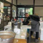Takako Tokiwa Instagram - 3月17日 輪島の人気フランス料理店　L’Atelier de NOTO (ラトリエ・ドゥ・ノト)の池端準也シェフ率いるラトリエ・ドゥ・ノトチームは発災直後から、炊き出しを続けてくださっている。 ちょうど朝ドラ「まれ」の撮影で輪島に行っていた頃がグランドオープンで、出演者たちと何度となく伺った。 撮影が終わってからも、輪島に寄る楽しみだったお店。 「まれ」で出会ったメンバーたちと、私たちの大好きな、お世話になった輪島と珠洲の皆さんに会いに行こう！と、久しぶりに集まった。 あまり大人数で行っても今はまだ迷惑になるかもしれないと、最少人数で、細心の注意を払い、今回は来れなかった皆んなの「想い」を車いっぱいに詰めて向かった。 池端シェフの炊き出しは大人気で、たくさんの方々が列に並んでいらした。チームの皆さんも明るく、活気があった。もちろん皆さん被災されているわけで、「踏ん張っている」というのが正しいのかもしれない。だからこそ、このチームの笑顔を守るために、今度は私たちがサポートしなければ、と思った。 炊き出しは、被災者の方々のためのもので、ボランティアは、それをいただくものではない、とされているけれど、ラトリエ・ドゥ・ノトの炊き出しでは、「買ってください。そのお金は次の支援に回しますので」と、誰でも買えるようにしてくださっている。 これが・・・美味しい（：；） ミシュランシェフのお食事をいただけるんだもの・・・。 輪島に行かれた際には、皆さんぜひ、遠慮せず、寄ってみてくだね～。 池端シェフに聞いたところ、発災後すぐに炊き出しを始められたのは自然災害が発生した際に食事を提供するための非営利非政府組織であるワールド・セントラル・キッチンが驚くほど迅速にサポートしてくれたおかげだと言う。 これから続けていくのは地元の人たちだからと、ワールド・セントラル・キッチンのスタッフは、口出しをすることなく必要なものを用意してくれるためにただ見守るだけだったらしい。 世の中には知らないことがたくさんあるなぁ。 そして！4月1日・2日には、東京国立代々木競技場第二体育館で、池端シェフらが参加する「能登マルシェ」が12:00～18:00まで開催されるらしい！！ 池端シェフのご飯が食べられるチャンスです！！是非♪ @latelier_de_noto #チームまれは #間借りをし #私がコマーシャルさせてもらっている化粧品 #prior を #支援物資としてお配りしました #たくさん買わせていただき #金沢まで送ってくださり #ご対応ありがとうございました😭✨ #使ってみたかったのよ！と嬉しいお言葉も♫ #リフトアップしますよ〜と言ったら皆さん弾ける笑顔を見せてくださいました✨ #嬉しい❤️ #興和株式会社様 #Ｑ＆Ｐαチャージ #Ｑ＆Ｐhealing #ご支援ありがとうございました😭💦 #皆さん「元気になっちゃうなぁ〜」と喜んでくださいました！！ #本当にありがとうございました #福岡のイタリアン @tipico_japan さんも #炊き出しに来てくださっていました #福岡へ行ったら必ず行きますね〜✨ #ありがとう😊 #最後の写真 #めっちゃ気に入ってる❤️ #池端シェフ #かわゆ