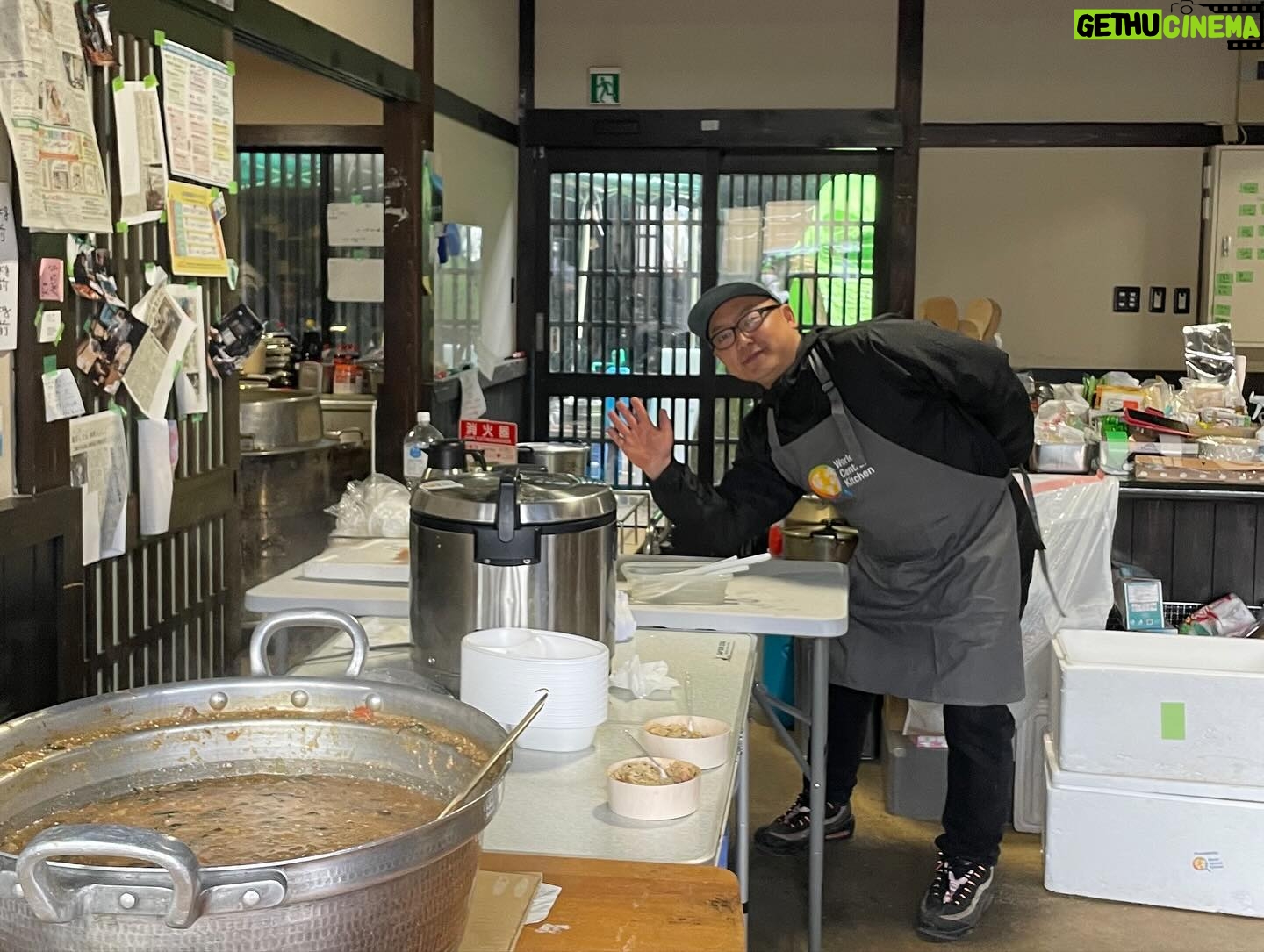 Takako Tokiwa Instagram - 3月17日 輪島の人気フランス料理店 L’Atelier de NOTO (ラトリエ・ドゥ・ノト)の池端準也シェフ率いるラトリエ・ドゥ・ノトチームは発災直後から、炊き出しを続けてくださっている。 ちょうど朝ドラ「まれ」の撮影で輪島に行っていた頃がグランドオープンで、出演者たちと何度となく伺った。 撮影が終わってからも、輪島に寄る楽しみだったお店。 「まれ」で出会ったメンバーたちと、私たちの大好きな、お世話になった輪島と珠洲の皆さんに会いに行こう!と、久しぶりに集まった。 あまり大人数で行っても今はまだ迷惑になるかもしれないと、最少人数で、細心の注意を払い、今回は来れなかった皆んなの「想い」を車いっぱいに詰めて向かった。 池端シェフの炊き出しは大人気で、たくさんの方々が列に並んでいらした。チームの皆さんも明るく、活気があった。もちろん皆さん被災されているわけで、「踏ん張っている」というのが正しいのかもしれない。だからこそ、このチームの笑顔を守るために、今度は私たちがサポートしなければ、と思った。 炊き出しは、被災者の方々のためのもので、ボランティアは、それをいただくものではない、とされているけれど、ラトリエ・ドゥ・ノトの炊き出しでは、「買ってください。そのお金は次の支援に回しますので」と、誰でも買えるようにしてくださっている。 これが・・・美味しい(:;) ミシュランシェフのお食事をいただけるんだもの・・・。 輪島に行かれた際には、皆さんぜひ、遠慮せず、寄ってみてくだね~。 池端シェフに聞いたところ、発災後すぐに炊き出しを始められたのは自然災害が発生した際に食事を提供するための非営利非政府組織であるワールド・セントラル・キッチンが驚くほど迅速にサポートしてくれたおかげだと言う。 これから続けていくのは地元の人たちだからと、ワールド・セントラル・キッチンのスタッフは、口出しをすることなく必要なものを用意してくれるためにただ見守るだけだったらしい。 世の中には知らないことがたくさんあるなぁ。 そして!4月1日・2日には、東京国立代々木競技場第二体育館で、池端シェフらが参加する「能登マルシェ」が12:00~18:00まで開催されるらしい!! 池端シェフのご飯が食べられるチャンスです!!是非♪ @latelier_de_noto #チームまれは #間借りをし #私がコマーシャルさせてもらっている化粧品 #prior を #支援物資としてお配りしました #たくさん買わせていただき #金沢まで送ってくださり #ご対応ありがとうございました😭✨ #使ってみたかったのよ!と嬉しいお言葉も♫ #リフトアップしますよ〜と言ったら皆さん弾ける笑顔を見せてくださいました✨ #嬉しい❤️ #興和株式会社様 #Q&Pαチャージ #Q&Phealing #ご支援ありがとうございました😭💦 #皆さん「元気になっちゃうなぁ〜」と喜んでくださいました!! #本当にありがとうございました #福岡のイタリアン @tipico_japan さんも #炊き出しに来てくださっていました #福岡へ行ったら必ず行きますね〜✨ #ありがとう😊 #最後の写真 #めっちゃ気に入ってる❤️ #池端シェフ #かわゆ