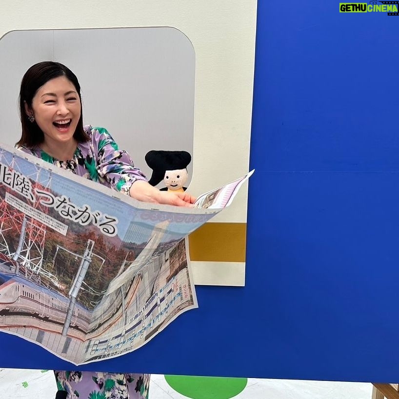 Takako Tokiwa Instagram - 石川テレビ 北陸新幹線第2の開業 ここからつながる未来 北陸新幹が敦賀までつながった記念すべき日に…✨ 本番が始まる前の雑談で石川テレビの稲垣真一アナが仰っていた「なんとかこれを能登に繋げたいんです」の言葉に胸を打たれました😭💦 中継でも、皆さんが心から能登を応援していたことが、印象的でした。 本当にありがとうございました!! 番組が終わるやいなや…局を飛び出し…金沢駅へ。 輪島の御陣乗太鼓を観に! 太鼓のリズムと響きがたまらない。 久しぶりに観れてよかった! そのまま珠洲焼作家の篠原敬さんと、珠洲のギャラリー舟遊びの有加ちゃんとお食事へ。 驚くほどに美味しくて、楽しくて、嬉しくて♫ のんびりお茶なんかもしつつ近況報告も。 素敵な時間でした。 最後は昨年、珠洲市で開催された奥能登国際芸術祭の朗読劇に一緒に出演した珠洲市の高校生3人と夜ご飯へ✨ やっと会えたぁぁぁ😭💦 一緒に笑えるって…こんなに嬉しいんだね。 本当に本当に…大好きな、大切な3人✨ これからも、近況とか聞かせてね♫ @inashinwhite @funa_asobi @muveil_official @shushujojo @yyuiiko @t_i_ban