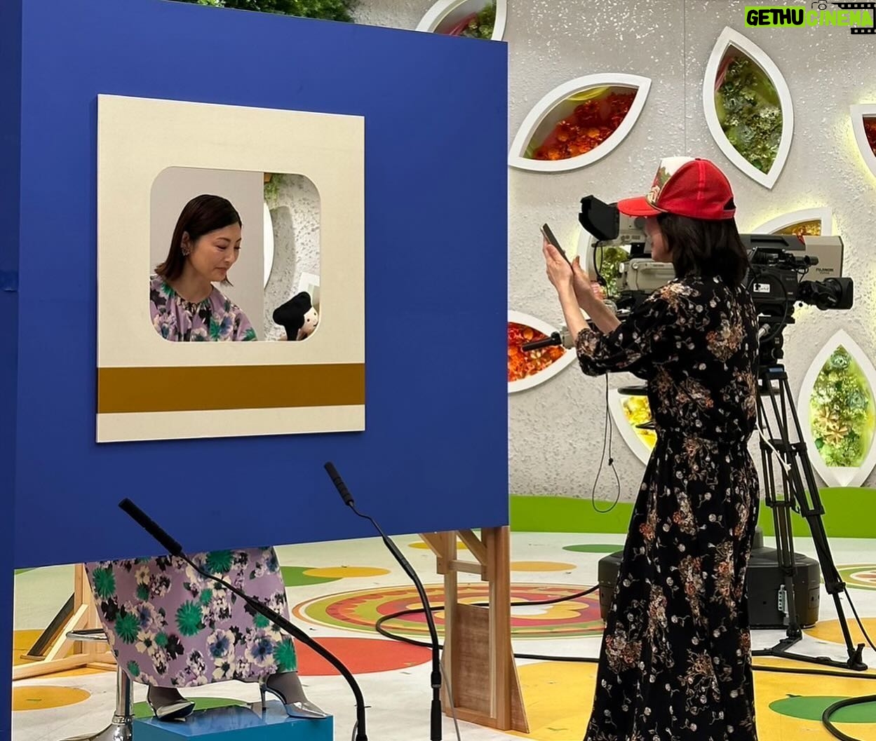 Takako Tokiwa Instagram - 石川テレビ 北陸新幹線第2の開業 ここからつながる未来 北陸新幹が敦賀までつながった記念すべき日に…✨ 本番が始まる前の雑談で石川テレビの稲垣真一アナが仰っていた「なんとかこれを能登に繋げたいんです」の言葉に胸を打たれました😭💦 中継でも、皆さんが心から能登を応援していたことが、印象的でした。 本当にありがとうございました!! 番組が終わるやいなや…局を飛び出し…金沢駅へ。 輪島の御陣乗太鼓を観に! 太鼓のリズムと響きがたまらない。 久しぶりに観れてよかった! そのまま珠洲焼作家の篠原敬さんと、珠洲のギャラリー舟遊びの有加ちゃんとお食事へ。 驚くほどに美味しくて、楽しくて、嬉しくて♫ のんびりお茶なんかもしつつ近況報告も。 素敵な時間でした。 最後は昨年、珠洲市で開催された奥能登国際芸術祭の朗読劇に一緒に出演した珠洲市の高校生3人と夜ご飯へ✨ やっと会えたぁぁぁ😭💦 一緒に笑えるって…こんなに嬉しいんだね。 本当に本当に…大好きな、大切な3人✨ これからも、近況とか聞かせてね♫ @inashinwhite @funa_asobi @muveil_official @shushujojo @yyuiiko @t_i_ban
