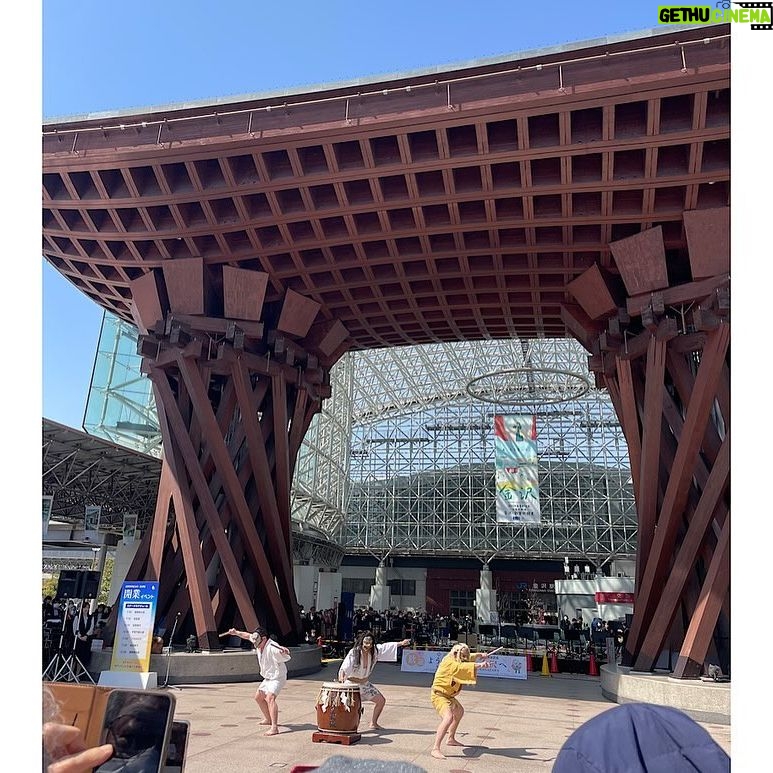 Takako Tokiwa Instagram - 石川テレビ 北陸新幹線第2の開業 ここからつながる未来 北陸新幹が敦賀までつながった記念すべき日に…✨ 本番が始まる前の雑談で石川テレビの稲垣真一アナが仰っていた「なんとかこれを能登に繋げたいんです」の言葉に胸を打たれました😭💦 中継でも、皆さんが心から能登を応援していたことが、印象的でした。 本当にありがとうございました!! 番組が終わるやいなや…局を飛び出し…金沢駅へ。 輪島の御陣乗太鼓を観に! 太鼓のリズムと響きがたまらない。 久しぶりに観れてよかった! そのまま珠洲焼作家の篠原敬さんと、珠洲のギャラリー舟遊びの有加ちゃんとお食事へ。 驚くほどに美味しくて、楽しくて、嬉しくて♫ のんびりお茶なんかもしつつ近況報告も。 素敵な時間でした。 最後は昨年、珠洲市で開催された奥能登国際芸術祭の朗読劇に一緒に出演した珠洲市の高校生3人と夜ご飯へ✨ やっと会えたぁぁぁ😭💦 一緒に笑えるって…こんなに嬉しいんだね。 本当に本当に…大好きな、大切な3人✨ これからも、近況とか聞かせてね♫ @inashinwhite @funa_asobi @muveil_official @shushujojo @yyuiiko @t_i_ban