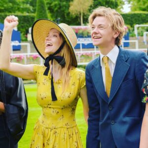 Talulah Riley Instagram - ☀️Thank you @zafrushdie @natalierushdie and @greenroomvip for a wonderful day  @ascotracecourse yesterday☀️

🐎 Afternoon tea and horses: two of my very favourite things 🐎 

💰We both gave ourselves a £5 per race limit. Thomas had an uncanny knack of picking winning horses and did very well. I was down £10 by the end of the day… 💰

🤪These photos are a continuation of my, ‘overly-emoting at sporting events,’ Instagram series🤪

👒 The boys were forced to wear our hats for the final pic. I think safe to say they wore them better 👒 

xx
