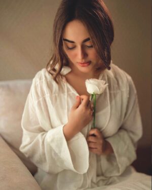 Tama Mirza Instagram - Jhonka Hawa Ka Aaj Bhi, Julfein Udaata Hoga Na,
Tera Dupatta Aaj Bhi Tere, Sar Se Sarakta Hoga Na 💌🤍