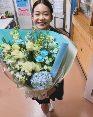 Tamaki Shiratori Instagram - ⁡
⁡
#いちばんすきな花 
ありがとうございました💐
⁡
希子に出会えて幸せでした☺︎

⁡
#黒川想矢 さん
#高野舞 監督
#白鳥玉季
