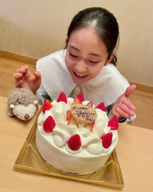 Tamaki Shiratori Instagram - ⁡
⁡
#系図 2日間ありがとうございました！！
⁡
そして今日、私は友達や家族、そして新日本フィルハーモニー交響楽団の皆さんにも
お祝いをしてもらいながら14歳になりました！☺️
⁡
13歳は、たくさんの方々に見守られながらゆっくり成長出来た年だったと思います。
応援してくれた方々ありがとうございました。
⁡
14歳の私も応援よろしくお願いします！！
⁡
#白鳥玉季
#topcoat