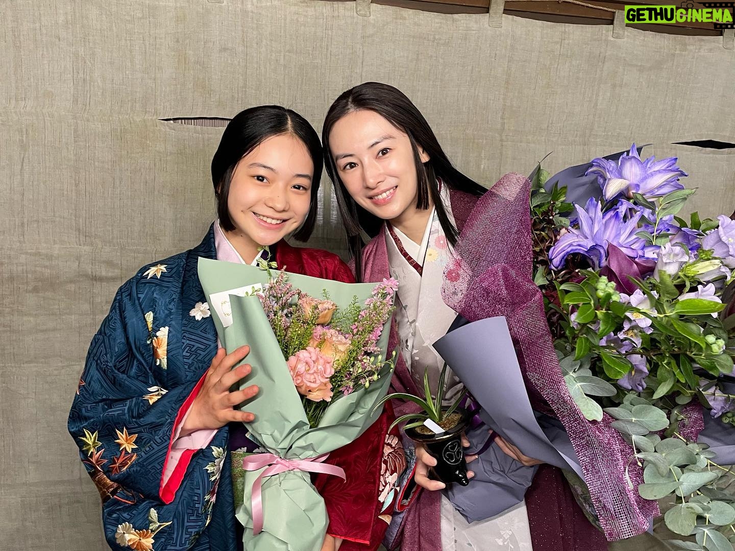 Tamaki Shiratori - 7.5K Likes -
大河ドラマ「どうする家康」
浅井長政の長女、茶々役として出演します✨
茶々は、13歳で私と同い年なのですがとてもしっかりしていてかっこいいなというのが第一印象でした!!
演じるにあたって、母を尊敬している所など愛らしい一面をもった人なんだなと思いました。
緊張感のある現場でしたが楽しく撮影に参加させていただきました!!
明日、8月6日20時から放送です!
是非ご覧ください☺️
#大河ドラマ
#どうする家康
#北川景子 さん
#白鳥玉季
#トップコート
