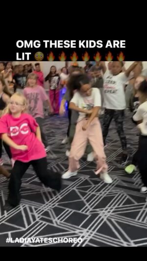 Tamala Jones Instagram - Kids jam …..🗣️get it kids 🤣🤣🤣😍🙌🏽🙌🏽🔥🔥🔥🔥 … the kid in the peanut butter shirt 🤣🙌🏽