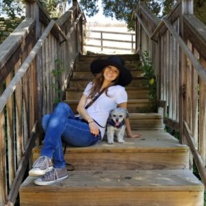 Tamara Braun Instagram - A little #tbt pre pandemic. Hoping everyone woke up feeling happy, positive and grateful. Not always the way, I know. If you didn’t, hopefully you find moments for each in your day today. Little and I (and that enormous hat) are sending you love! #gratitude #little #love #hat #throwback