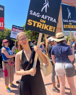 Tamara Braun Instagram - Fighting the good fight. #sagaftra #strike #solidarity