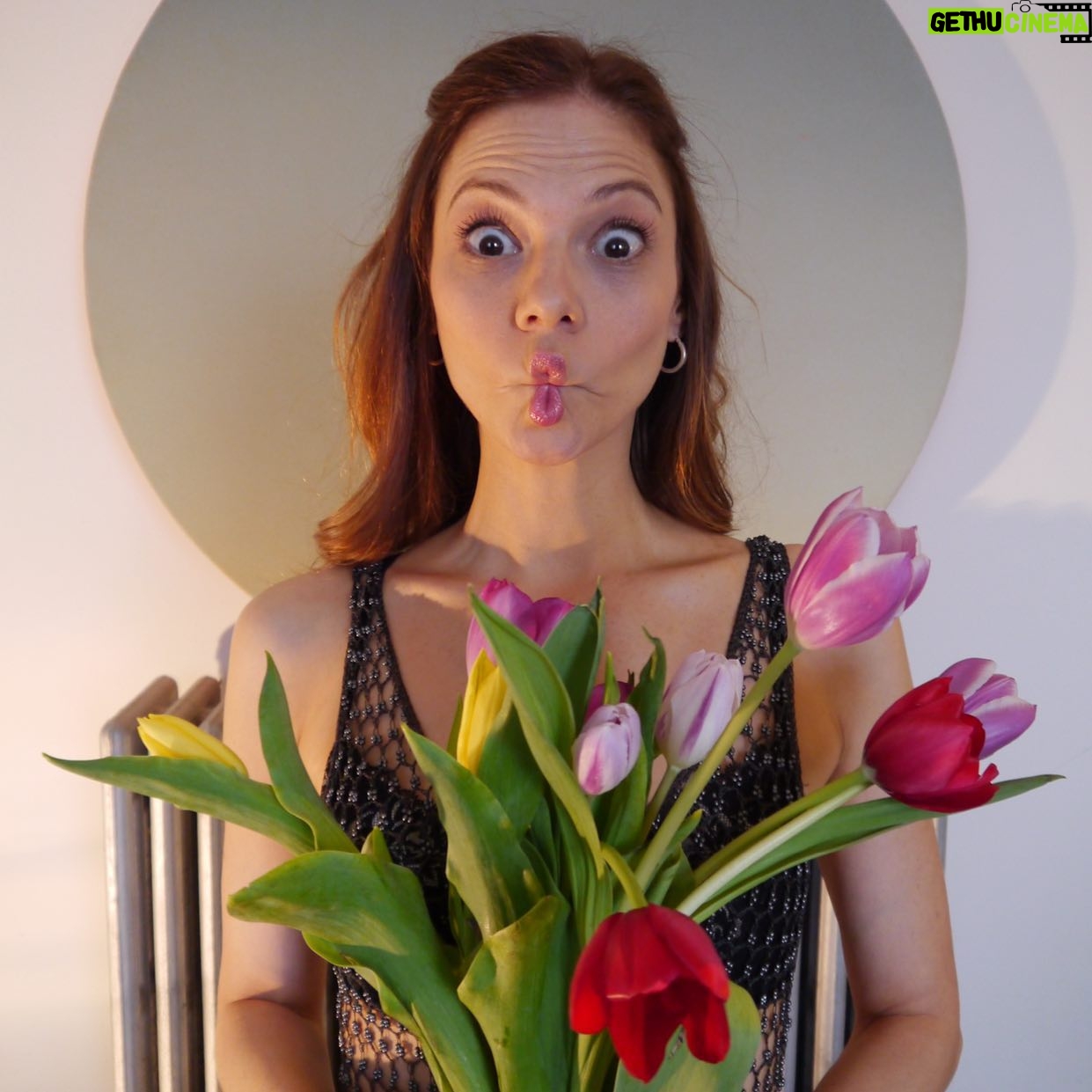 Tamara Braun - 1.8K Likes - It’s Monday! Have a great week everyone!! #love #monday #flowers