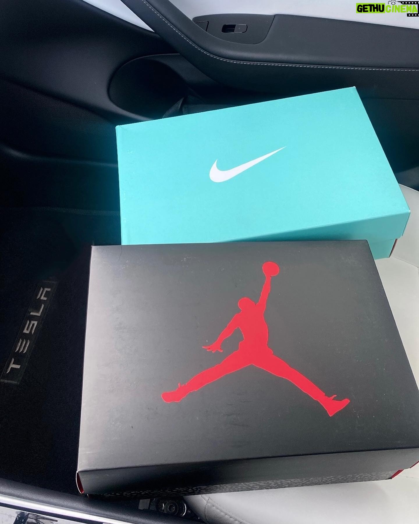 Tamara Dhia - 3 Likes - sneaker shopping 💸