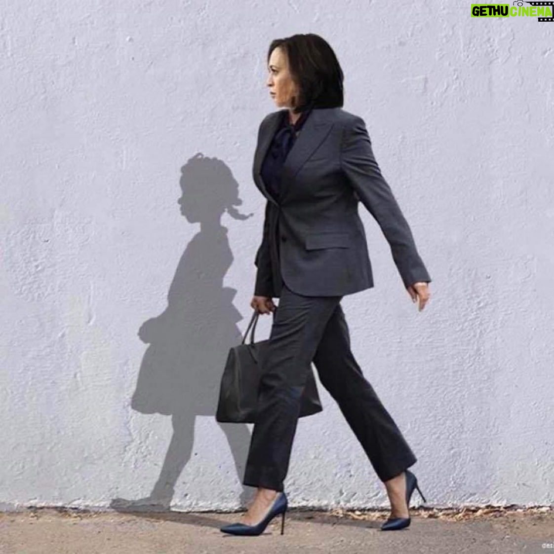 Tamara Taylor - 6.5K Likes - Walkinā into the White House like...
ā¢
ā¢
#WeWin!!!!!!!!
Madam Vice-President-elect Kamala Harris and the silhouette of Ruby Bridges when she was walking to an all-white school, newly desegregated, escorted by four deputy US marshals in 1960.