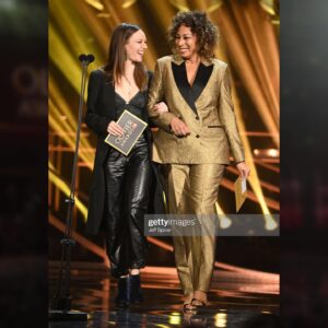 Tamara Tunie Instagram - And just a few more snapshots from The @OlivierAwards because the night was THAT FABULOUS! ✨[📸 courtesy of @gettyimages] #olivierawards #olivierawards2022 #aboutlastnight 

Stylist: @jessicatculley
Suit:  @thedecklondon_
Shoes: @rosamund.Muir
Bag: @lalage
Earrings: @thehirstcollection
Makeup: @sarahexley1 
Hair: Michelair Laguerre