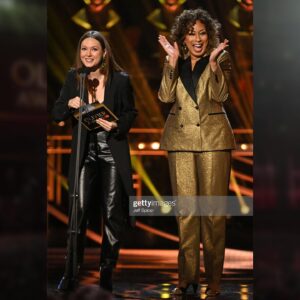 Tamara Tunie Instagram - And just a few more snapshots from The @OlivierAwards because the night was THAT FABULOUS! ✨[📸 courtesy of @gettyimages] #olivierawards #olivierawards2022 #aboutlastnight 

Stylist: @jessicatculley
Suit:  @thedecklondon_
Shoes: @rosamund.Muir
Bag: @lalage
Earrings: @thehirstcollection
Makeup: @sarahexley1 
Hair: Michelair Laguerre