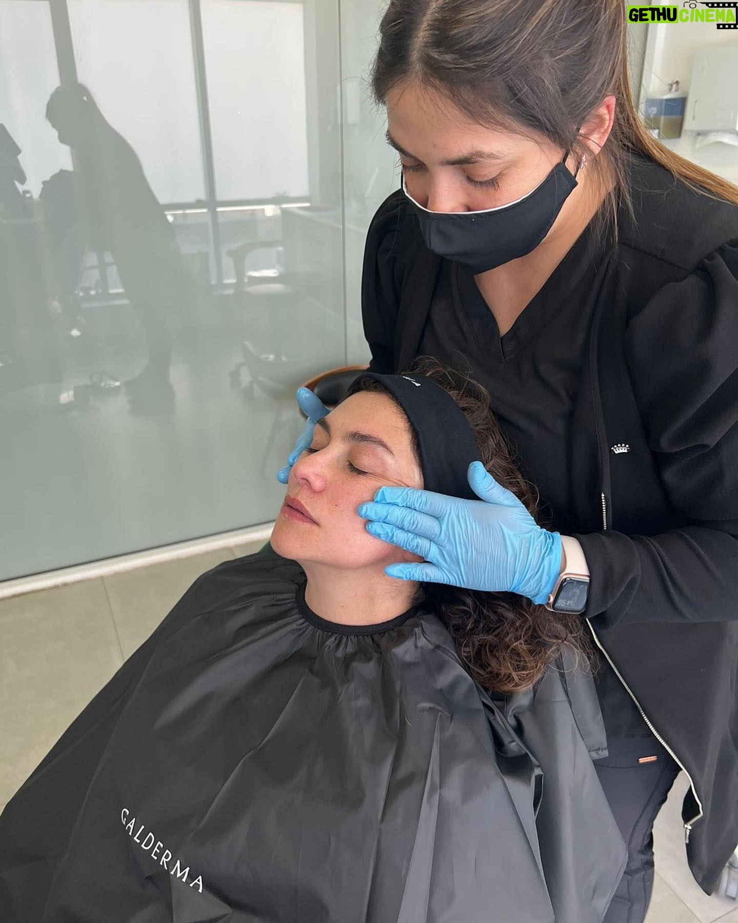 Tamara Acosta Instagram - Bioestimuladores, perfectos para generar colageno , con la seca @dra.mjsilva @galderma.aesthetics.cl.