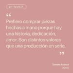 Tamara Acosta Instagram - 🎙️ Entrevista | Tamara Acosta 🎭📺 “A las tiendas Artesanías de Chile voy de manera obsesiva”, nos confesó @tamaraacostazambra en entrevista. Conoce la fundación desde sus inicios, allá por el 2002, cuando aún estudiaba en la escuela de teatro en barrio Bellavista, muy cerca de donde estaba su primera tienda📍 La actriz de cine, teatro y televisión mantiene un vínculo emocional con piezas hechas a mano desde su infancia: “no sólo hay una calidad distinta de las piezas hechas a mano, sino que también hay una historia, dedicación, amor, distintos valores que una producción en serie”. Te invitamos a leer la entrevista completa en el link de nuestro perfil 🌐📱💻 📷 Créditos: @lygonz