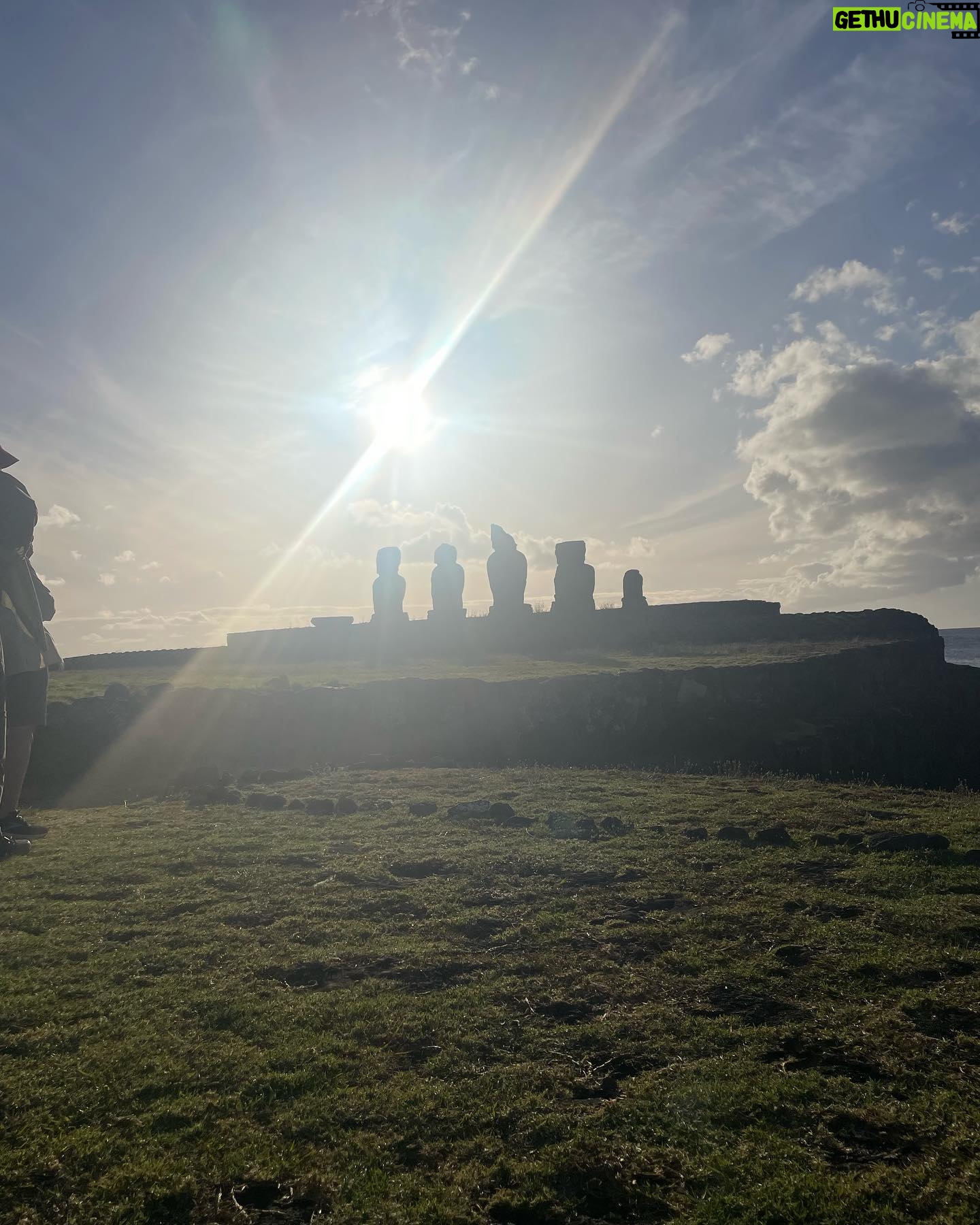 Tamara Acosta - 7.5K Likes - Estoy en la maravillosa Isla de Pascua, vuelvo después de mucho tiempo, tengo hermosos recuerdos de esta Isla, venía con mi hija, mi ilusión era mostrarle las maravillas de este lugar y transmitirle mis bellos recuerdos, lamentablemente un funcionario de policía no la dejó viajar, a pesar de tener su certificado de nacimiento ( con el que hemos viajado muchas veces) y estar con sus dos padres , apelamos al criterio. al sentido común, pero nada finalmente mi pequeña no viajó, yo me vine (tenía que trabajar) con el corazón en la mano.
Gracias a los que empatizan.
Aclaro, para los que están tirándome mala onda, he viajado mil veces solo con certificado de nacimiento.
Para que se les pare la ira!