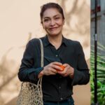 Tamara Acosta Instagram - 🎙️ Entrevista | Tamara Acosta 🎭📺 “A las tiendas Artesanías de Chile voy de manera obsesiva”, nos confesó @tamaraacostazambra en entrevista. Conoce la fundación desde sus inicios, allá por el 2002, cuando aún estudiaba en la escuela de teatro en barrio Bellavista, muy cerca de donde estaba su primera tienda📍 La actriz de cine, teatro y televisión mantiene un vínculo emocional con piezas hechas a mano desde su infancia: “no sólo hay una calidad distinta de las piezas hechas a mano, sino que también hay una historia, dedicación, amor, distintos valores que una producción en serie”. Te invitamos a leer la entrevista completa en el link de nuestro perfil 🌐📱💻 📷 Créditos: @lygonz