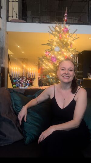 Tami Stronach Instagram - Wishing you all a holiday season filled with love and light 🤍✨