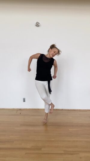 Tami Stronach Instagram - It’s my birthday! Starting the week off with some movement, this dance is too fun ☀️🎶

Choreography: Marguerite Derricks
Music: The Chordettes 

#tamistronach #tamistronachdance