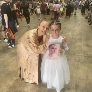 Tami Stronach Instagram - Feeling lucky to have found myself in Belfast for @comicconnorthernireland 🍀 Swipe to see my adorable mini-me!

#tamistronach #theneverendingstory #childlikeempress #thechildlikeempress #comicconnorthernireland