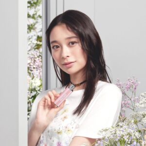 Tanabe Ririka Instagram - ・
ミス ディオールの新たなスティックフレグランス MINI MISS が1月19日に誕生します🧚🏻‍♀️

可憐な花のフレッシュなフローラルでとっても癒されます🧚🏻‍♀️
私は首元に付けるのがお気に入りです！
持ち運びも出来るし、持っているだけで気分があがります〜

@diorbeauty 
@dior 
#ミスディオール
#PR