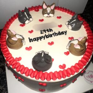 Tanakaga Instagram - 𝐇𝐚𝐩𝐩𝐲 𝐁𝐢𝐫𝐭𝐡𝐝𝐚𝐲🫅🏻💞

今年のタナ旦誕生日ケーキはブブビビホイップハート盛り盛りケーキでお祝いしました🐶㊗️笑
オーダーして作って貰った！！天才！可愛い！

見た瞬間めっちゃ喜んでくれて嬉しかった😂💓
出会った当初は友達過ぎて、結婚するどころか付き合う事すら想像出来ひんかったのにそんな私達がもうすぐパパとママになるなんて人生なにが起こるかわからんもんやな🥰笑

これからも自分達のペースでゆっくり平和に過ごしましょうね。