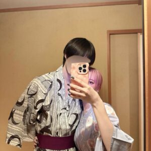 Tanakaga Instagram - 𝐇𝐚𝐩𝐩𝐲 𝐁𝐢𝐫𝐭𝐡𝐝𝐚𝐲🫅🏻💞

今年のタナ旦誕生日ケーキはブブビビホイップハート盛り盛りケーキでお祝いしました🐶㊗️笑
オーダーして作って貰った！！天才！可愛い！

見た瞬間めっちゃ喜んでくれて嬉しかった😂💓
出会った当初は友達過ぎて、結婚するどころか付き合う事すら想像出来ひんかったのにそんな私達がもうすぐパパとママになるなんて人生なにが起こるかわからんもんやな🥰笑

これからも自分達のペースでゆっくり平和に過ごしましょうね。